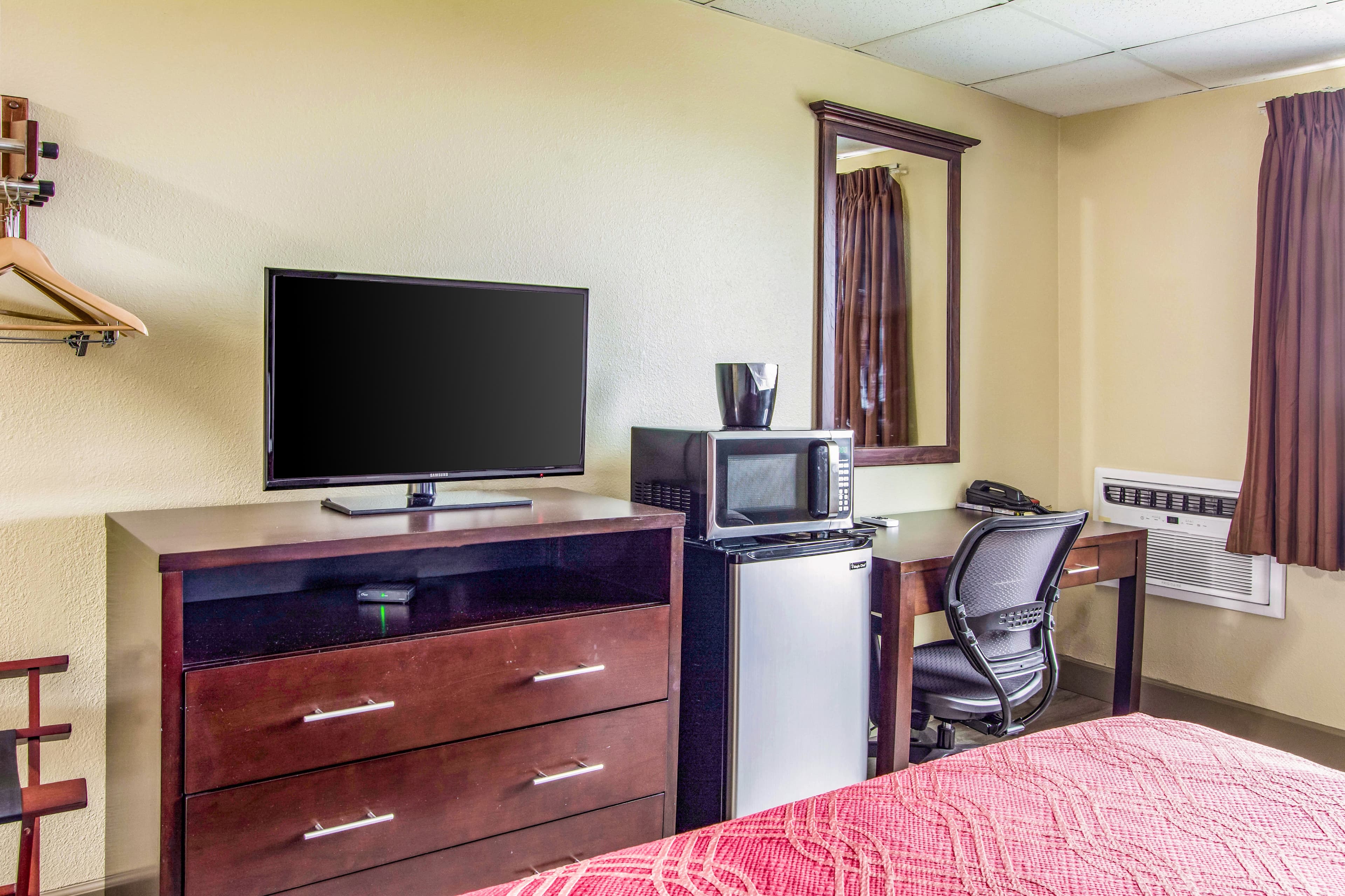 Econo Lodge Newport — 8