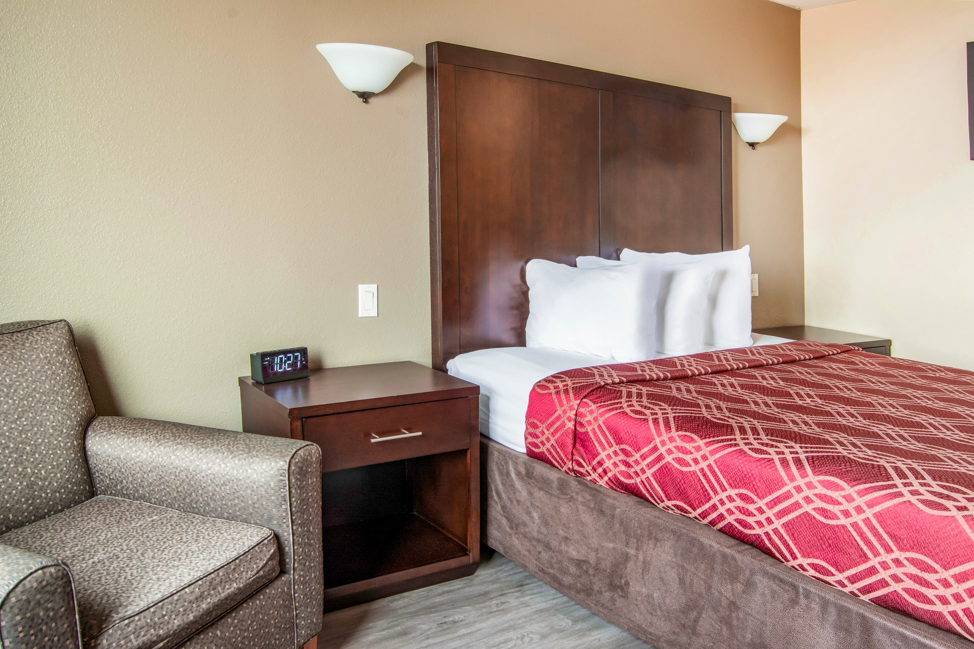 Econo Lodge Newport — 9