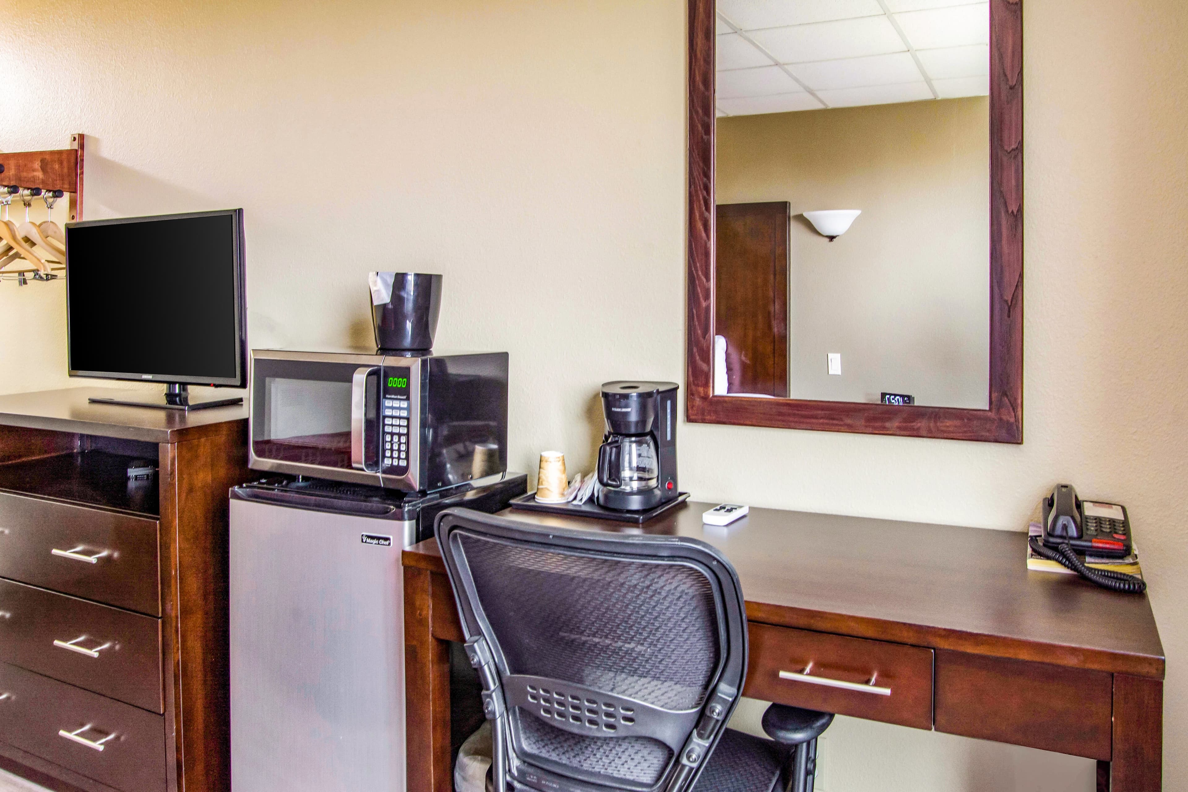Econo Lodge Newport — 10