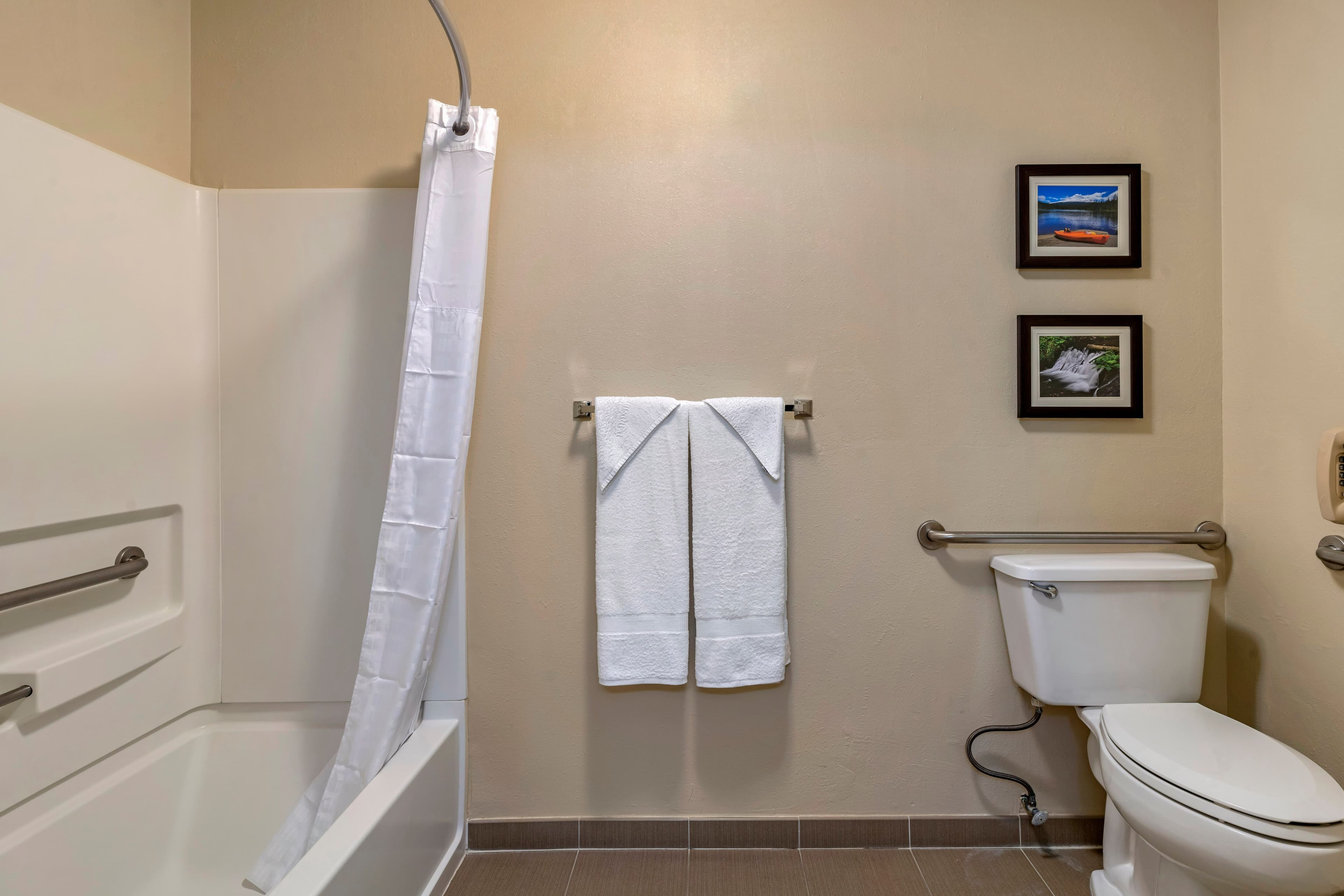 Comfort Inn Columbia Gorge - Image 5