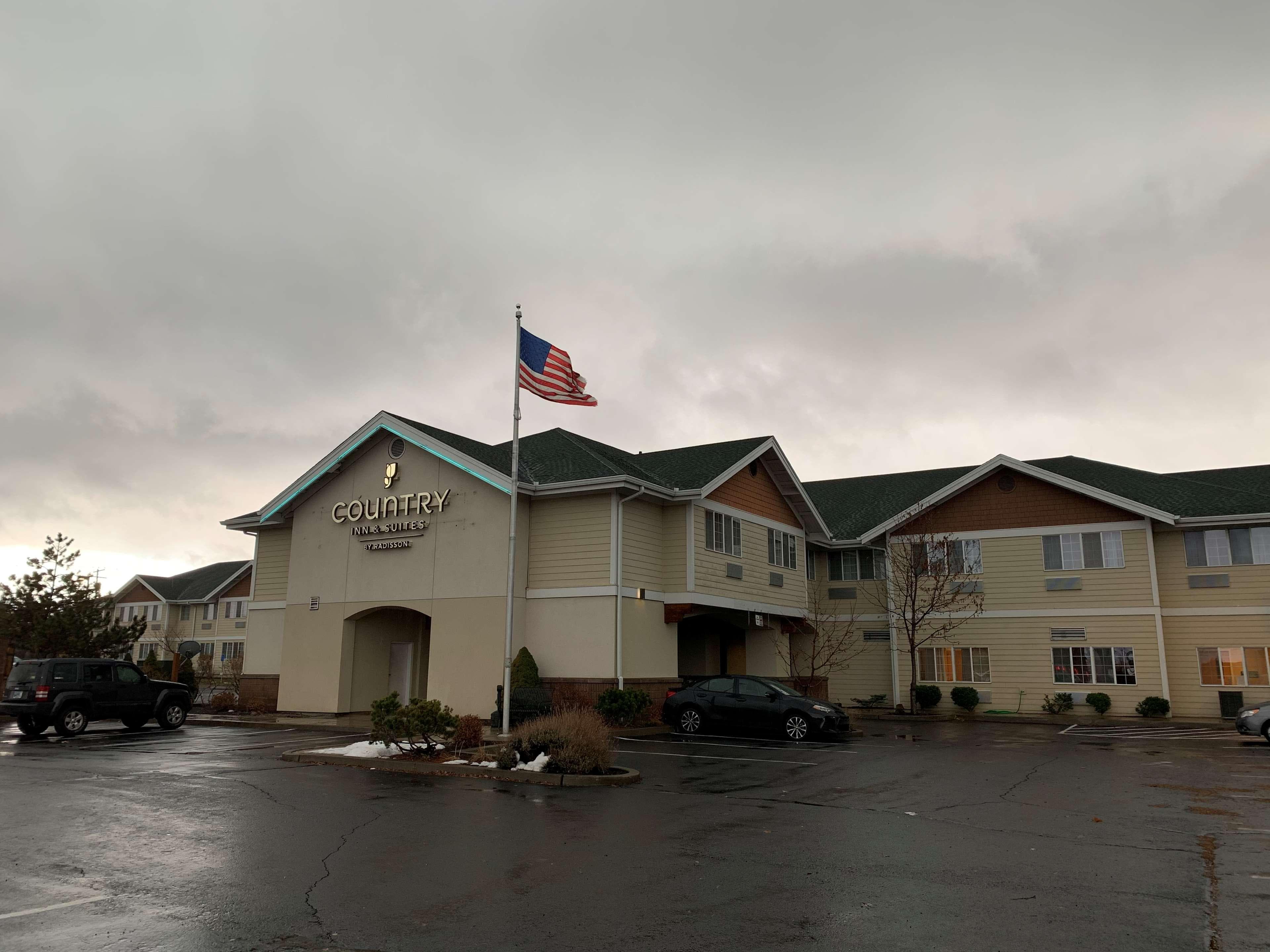 Country Inn & Suites by Radisson, Bend near Pilot Butte - Image 1