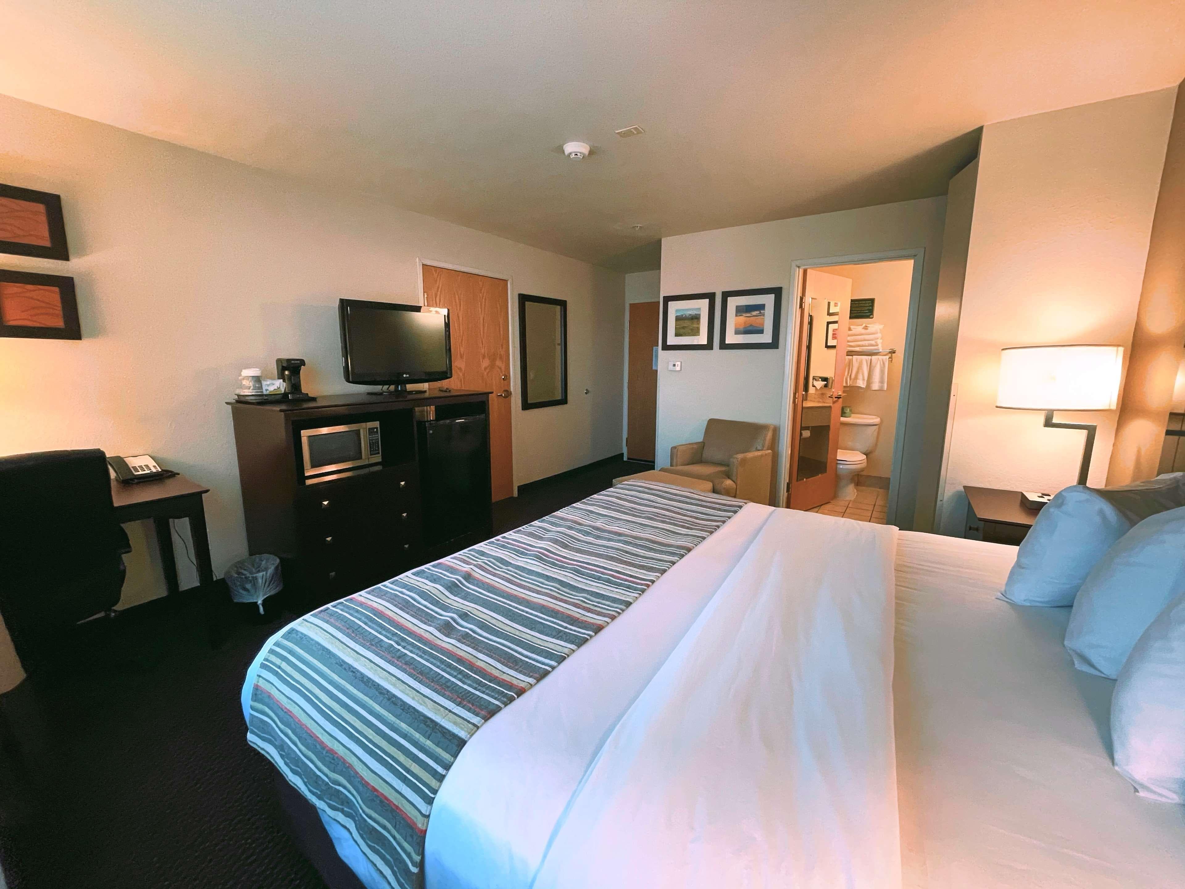 Country Inn & Suites by Radisson, Bend near Pilot Butte - Image 3