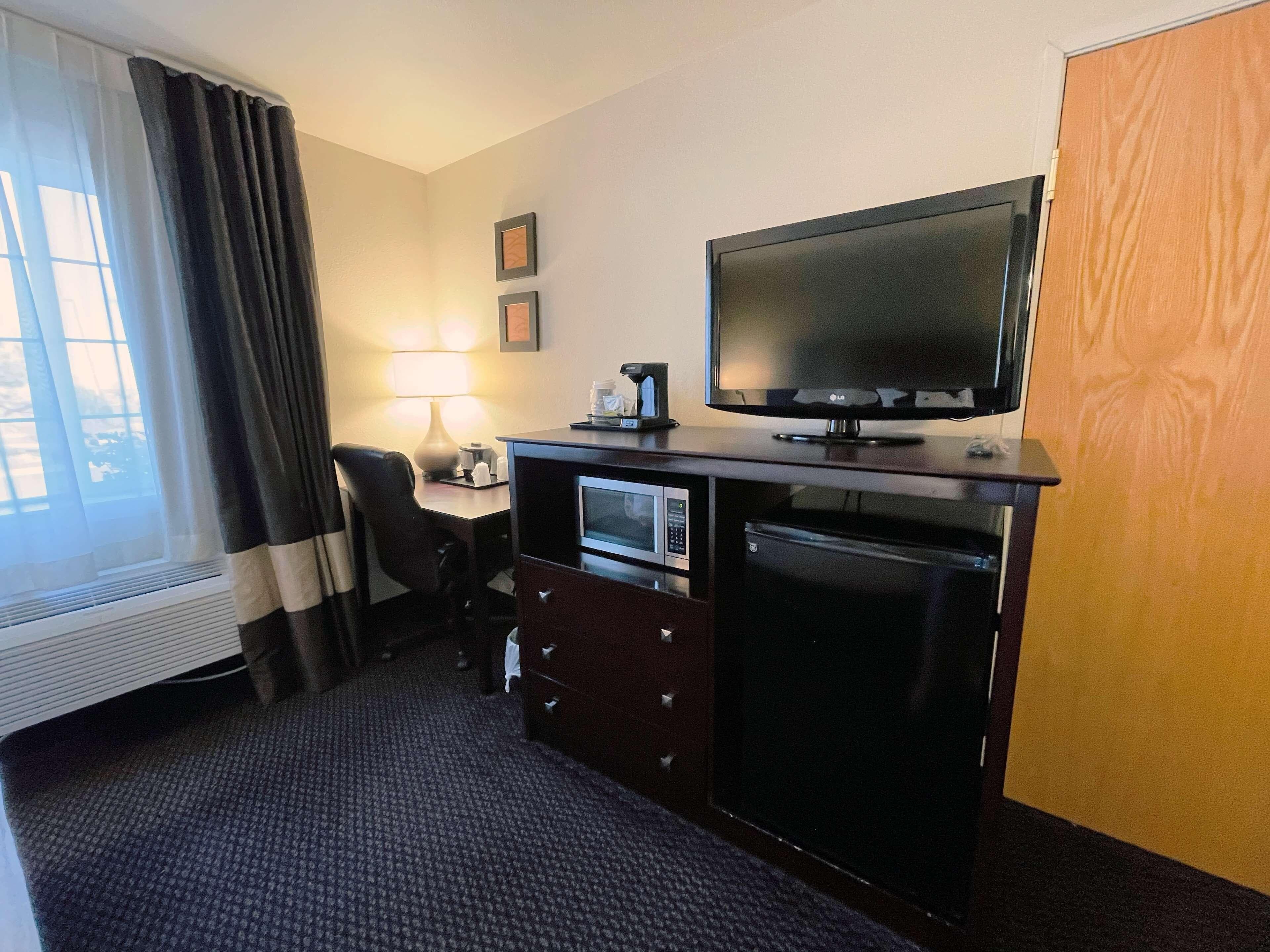 Country Inn & Suites by Radisson, Bend near Pilot Butte - Image 4