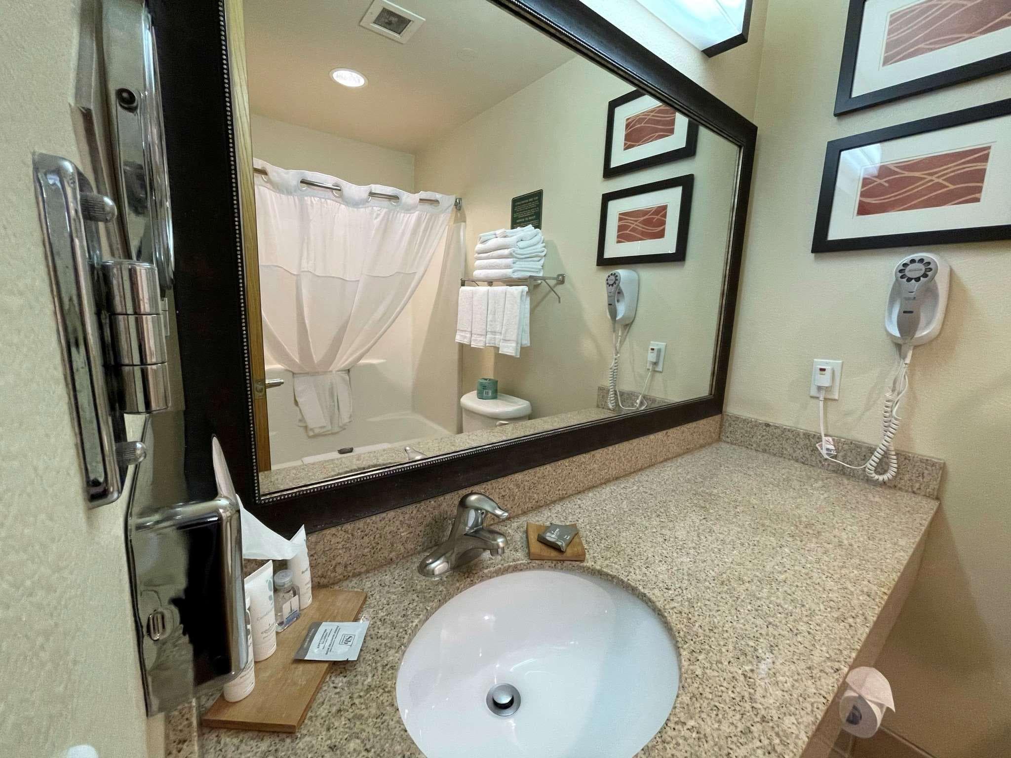 Country Inn & Suites by Radisson, Bend near Pilot Butte - Image 5