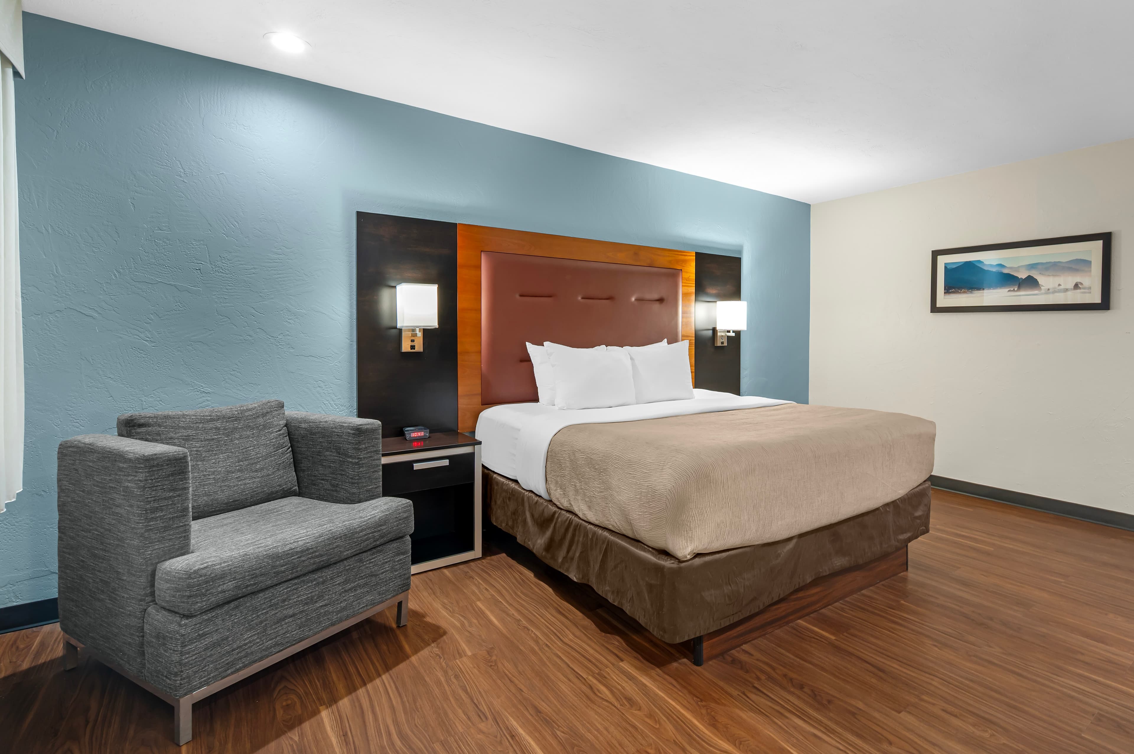 1 King Bed, Courtyard View - Image 1