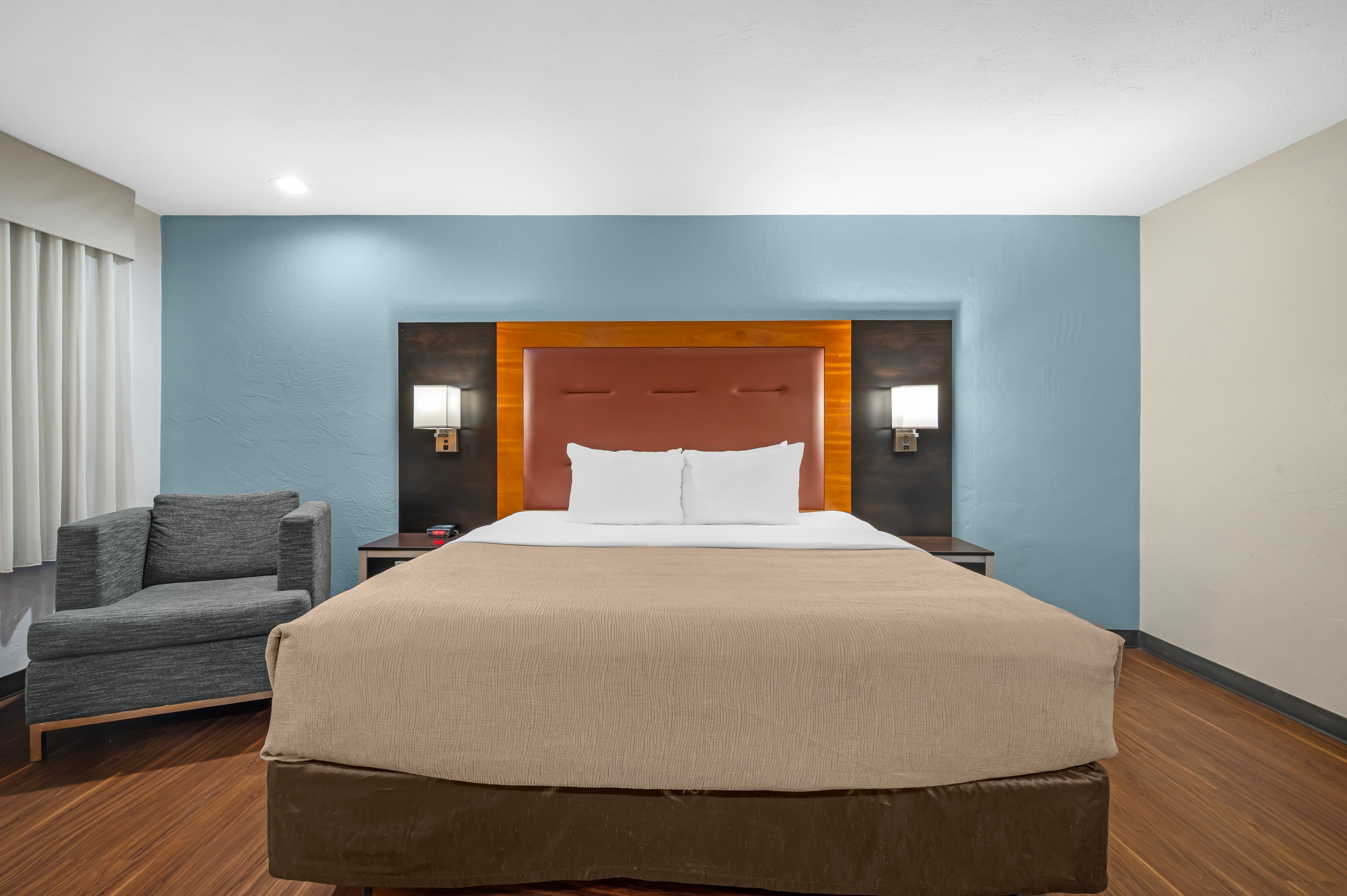 1 King Bed, Courtyard View - Image 2