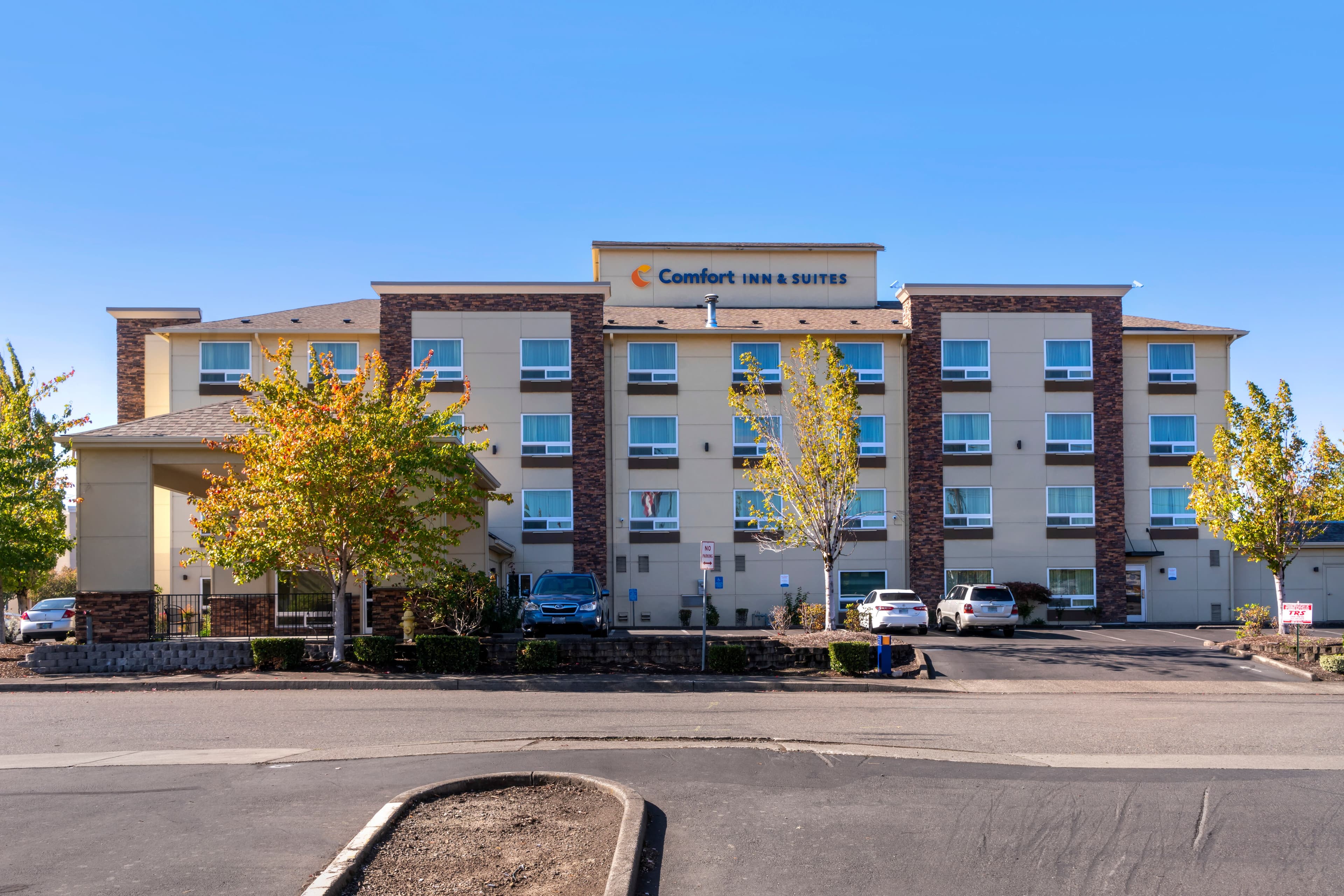 Comfort Inn & Suites Salem Northeast - Image 1