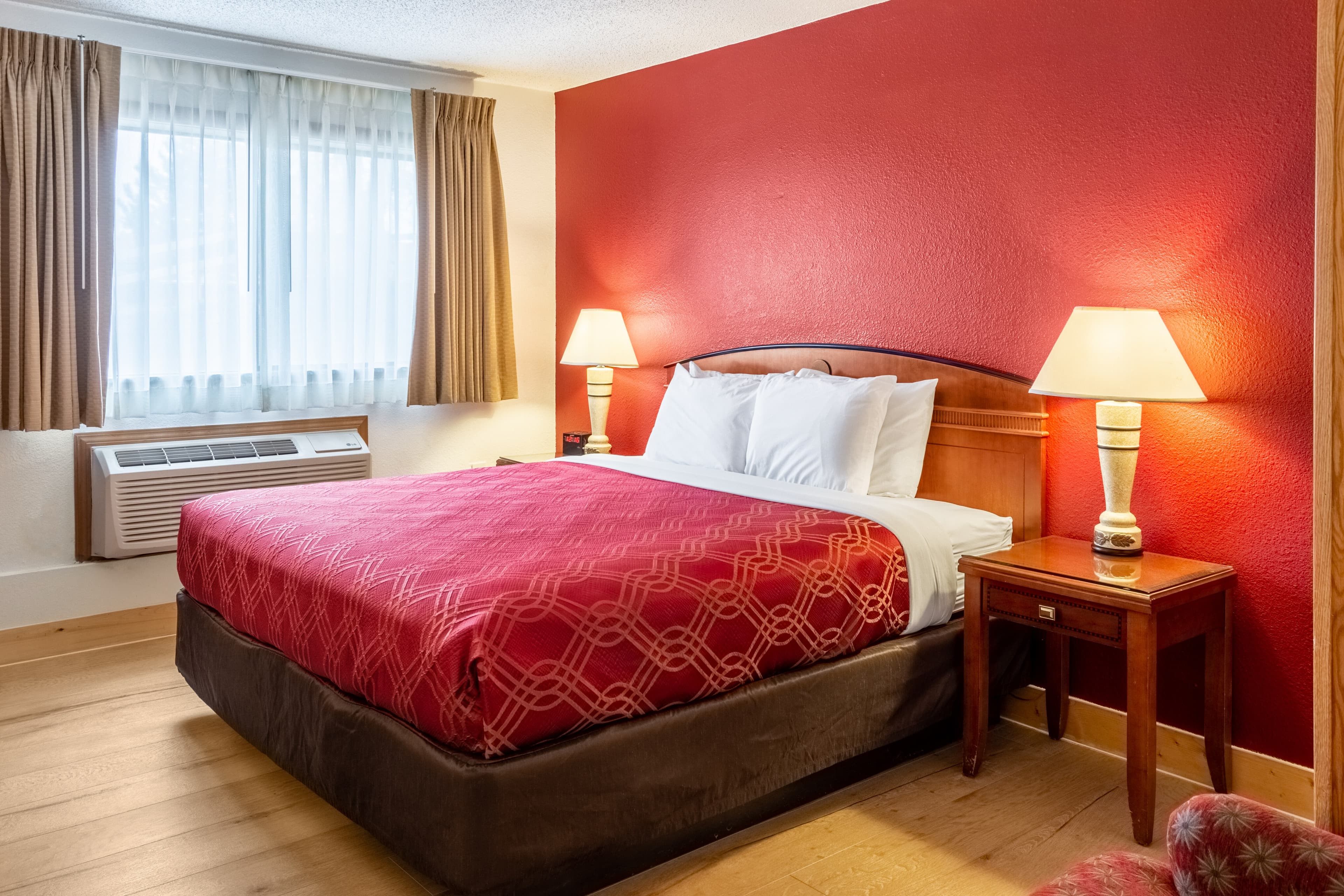 Econo Lodge Inn & Suites Madras - Image 2