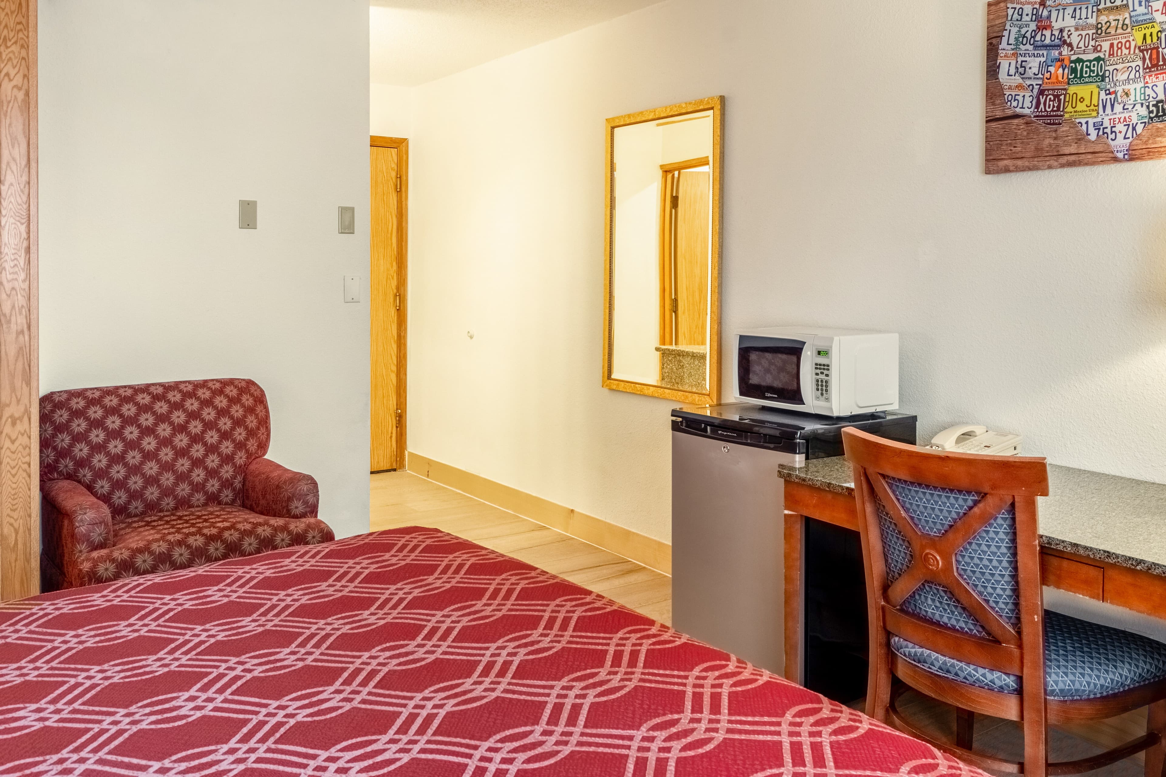 Econo Lodge Inn & Suites Madras - Image 3