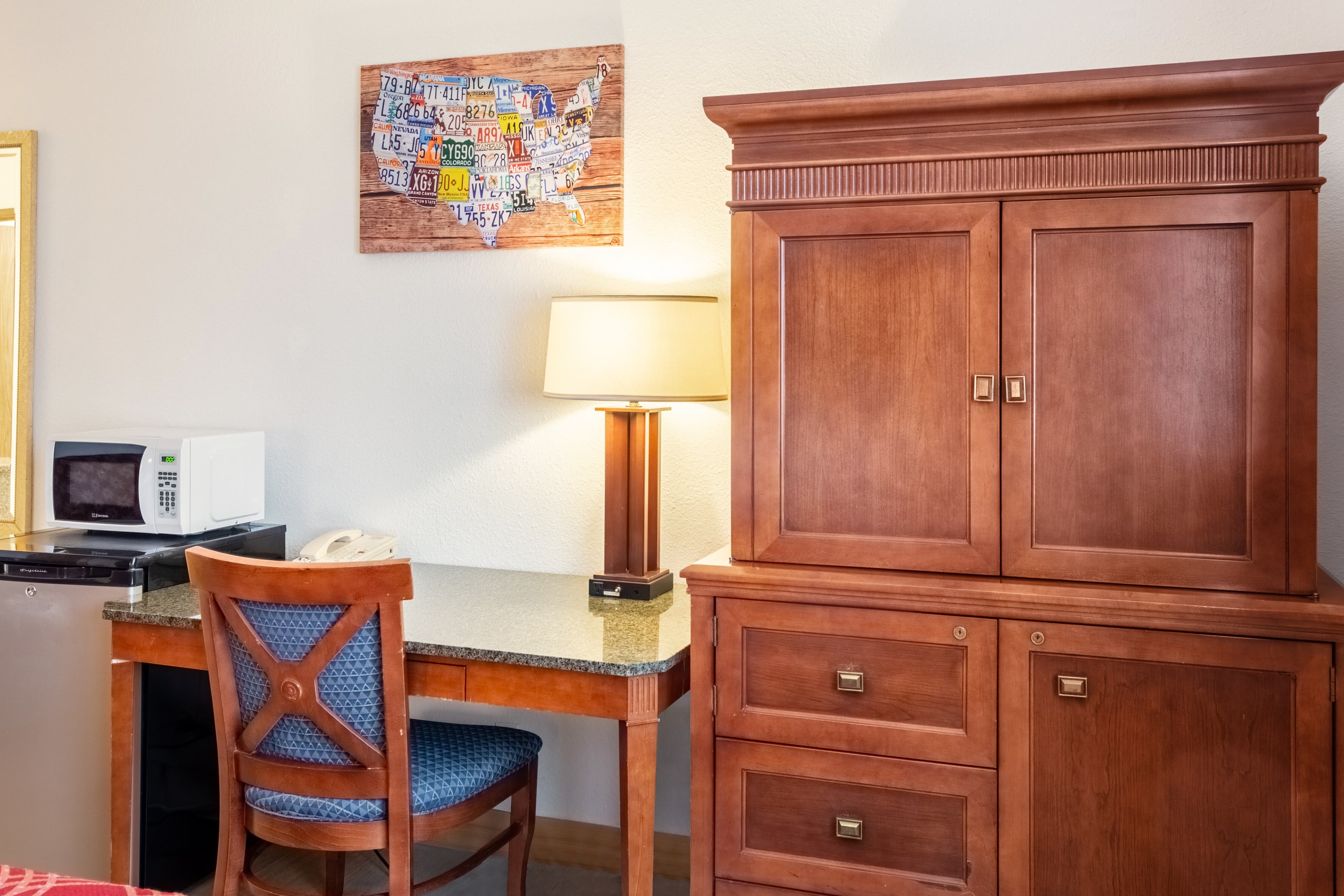 Econo Lodge Inn & Suites Madras - Image 4