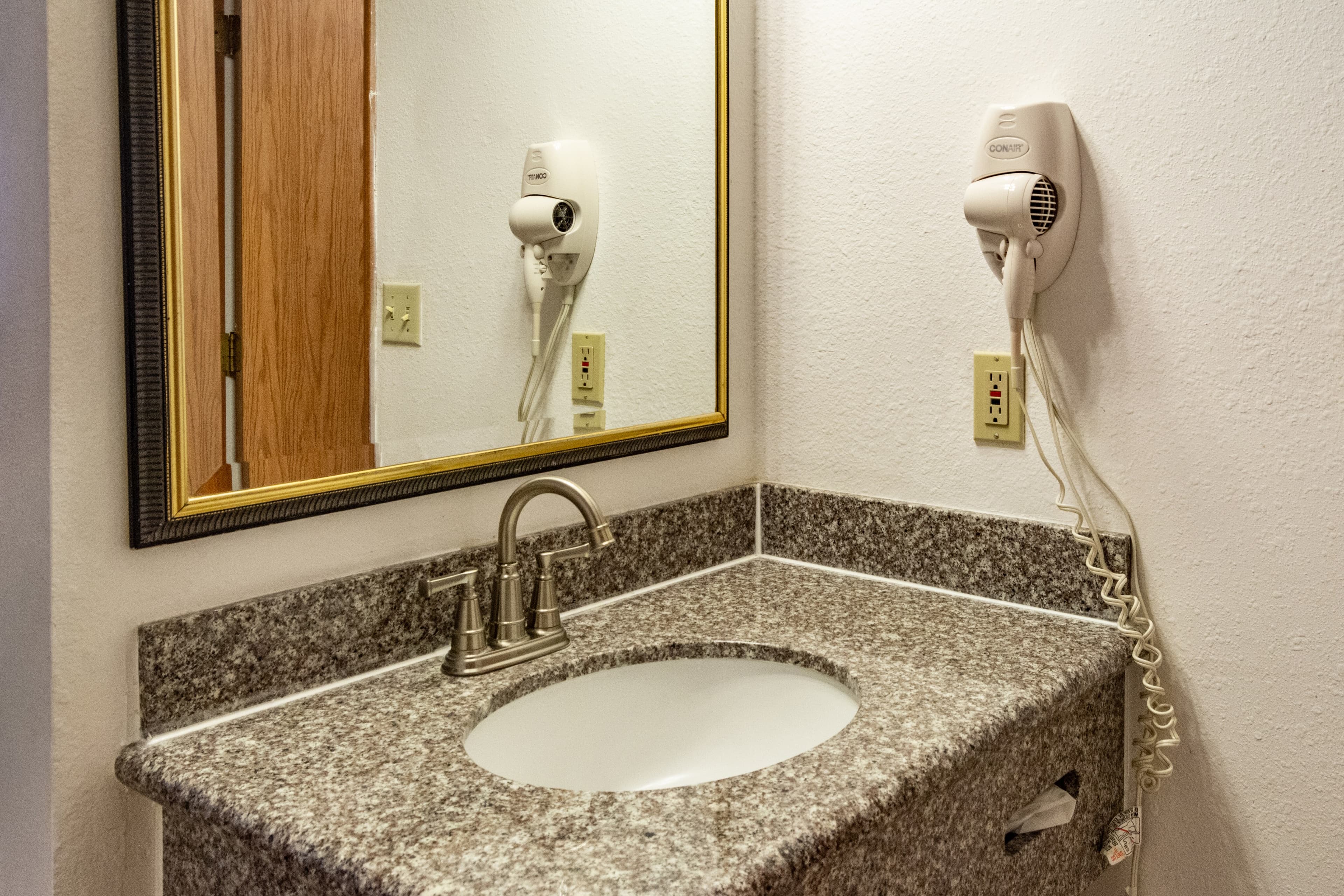 Econo Lodge Inn & Suites Madras - Image 5