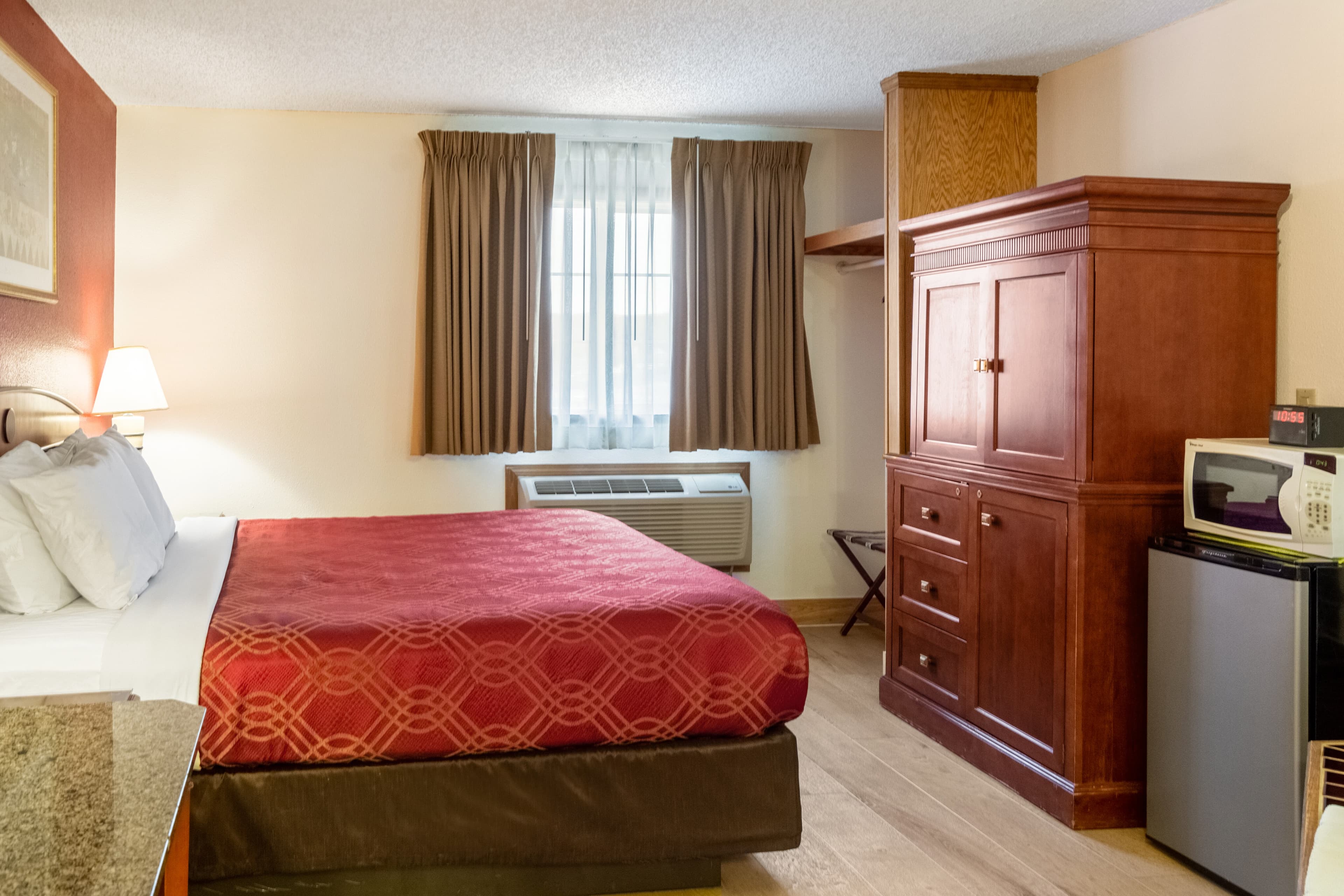 Econo Lodge Inn & Suites Madras — 10