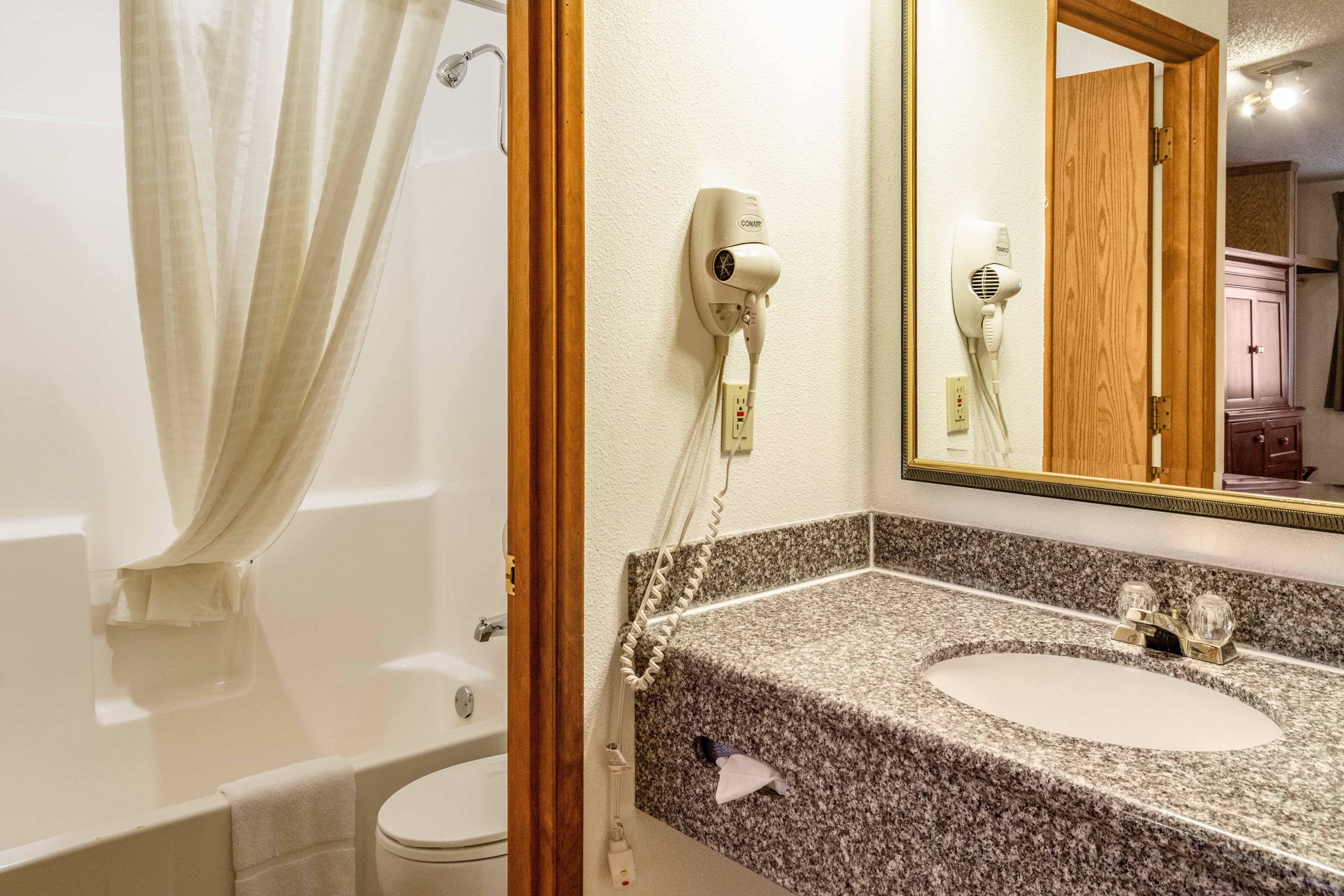 Econo Lodge Inn & Suites Madras — 13
