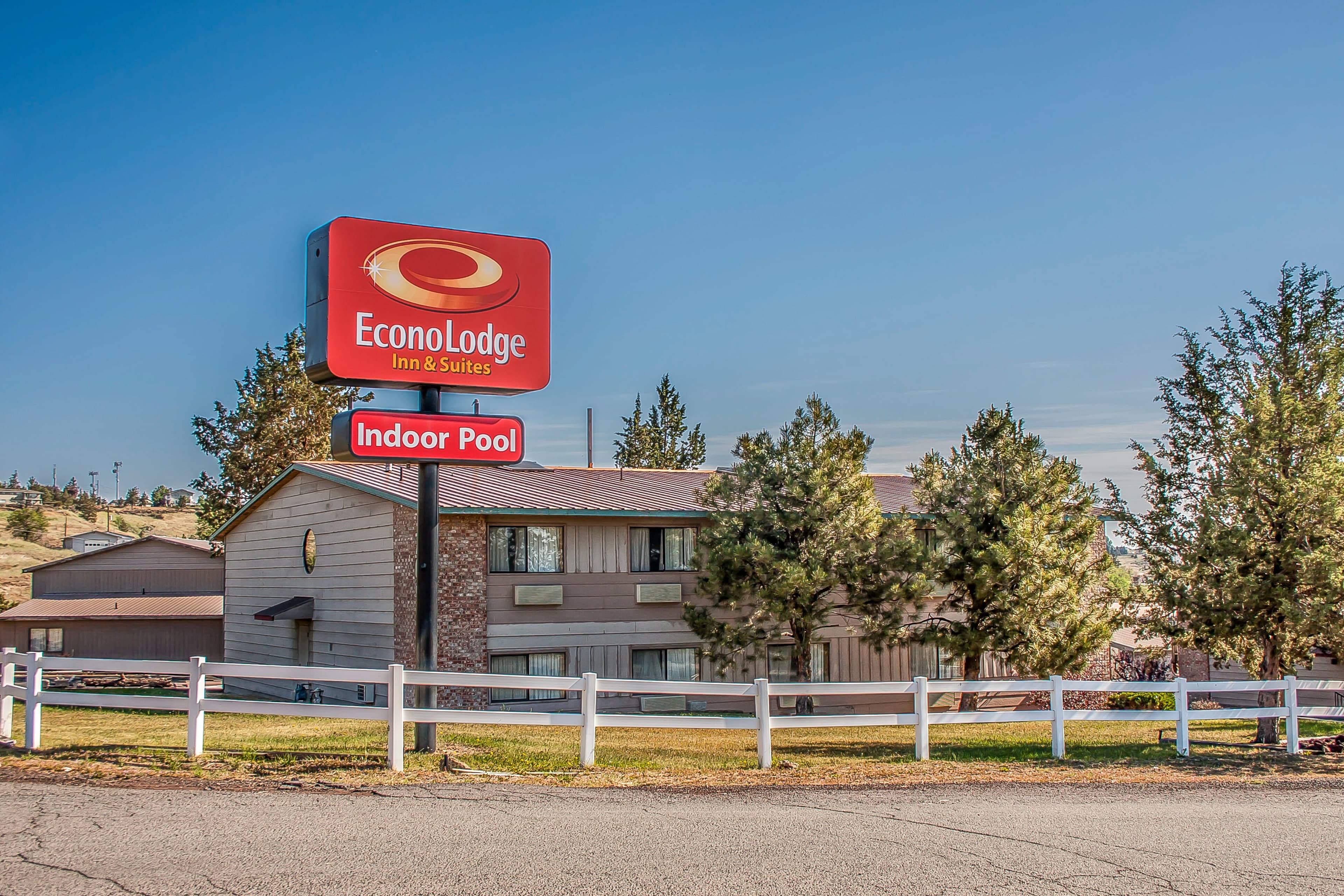Econo Lodge Inn & Suites Madras - Image 1