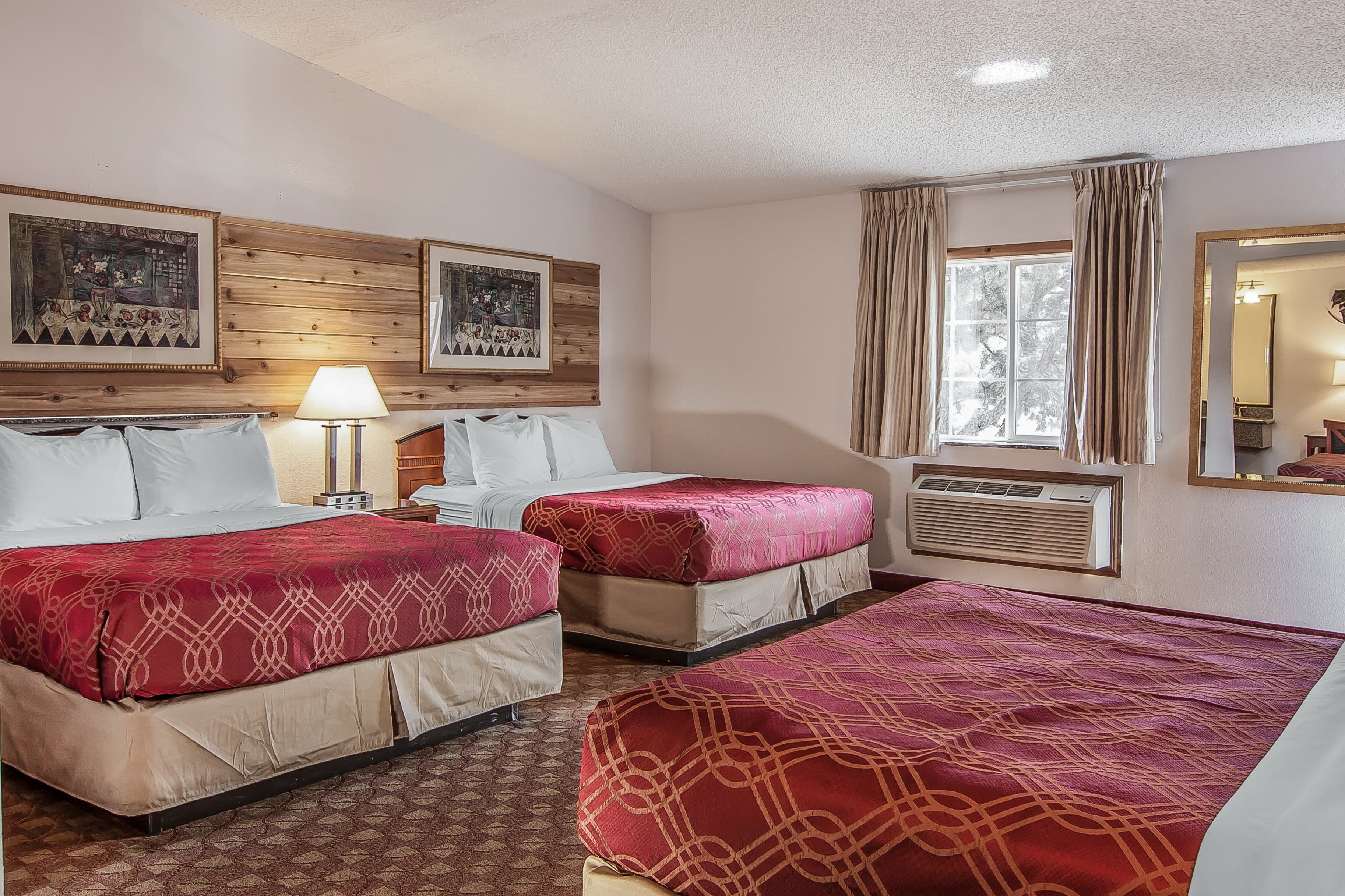 Econo Lodge Inn & Suites Madras — 42