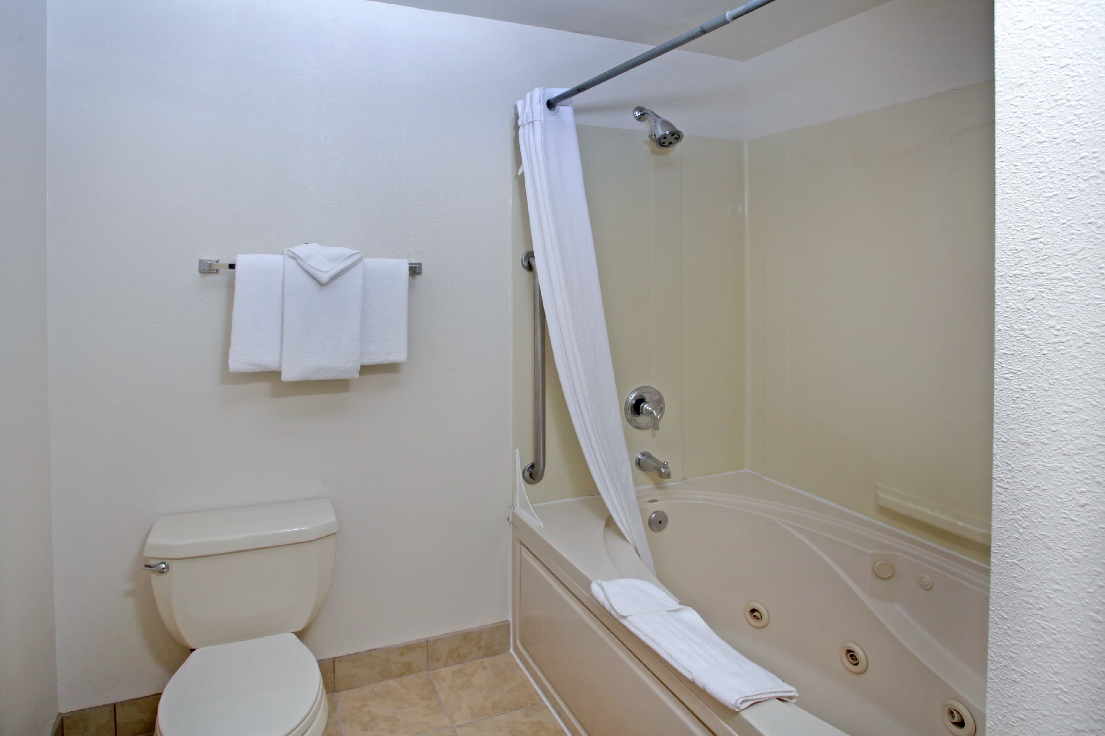 Clarion Inn Surfrider Resort - Image 5