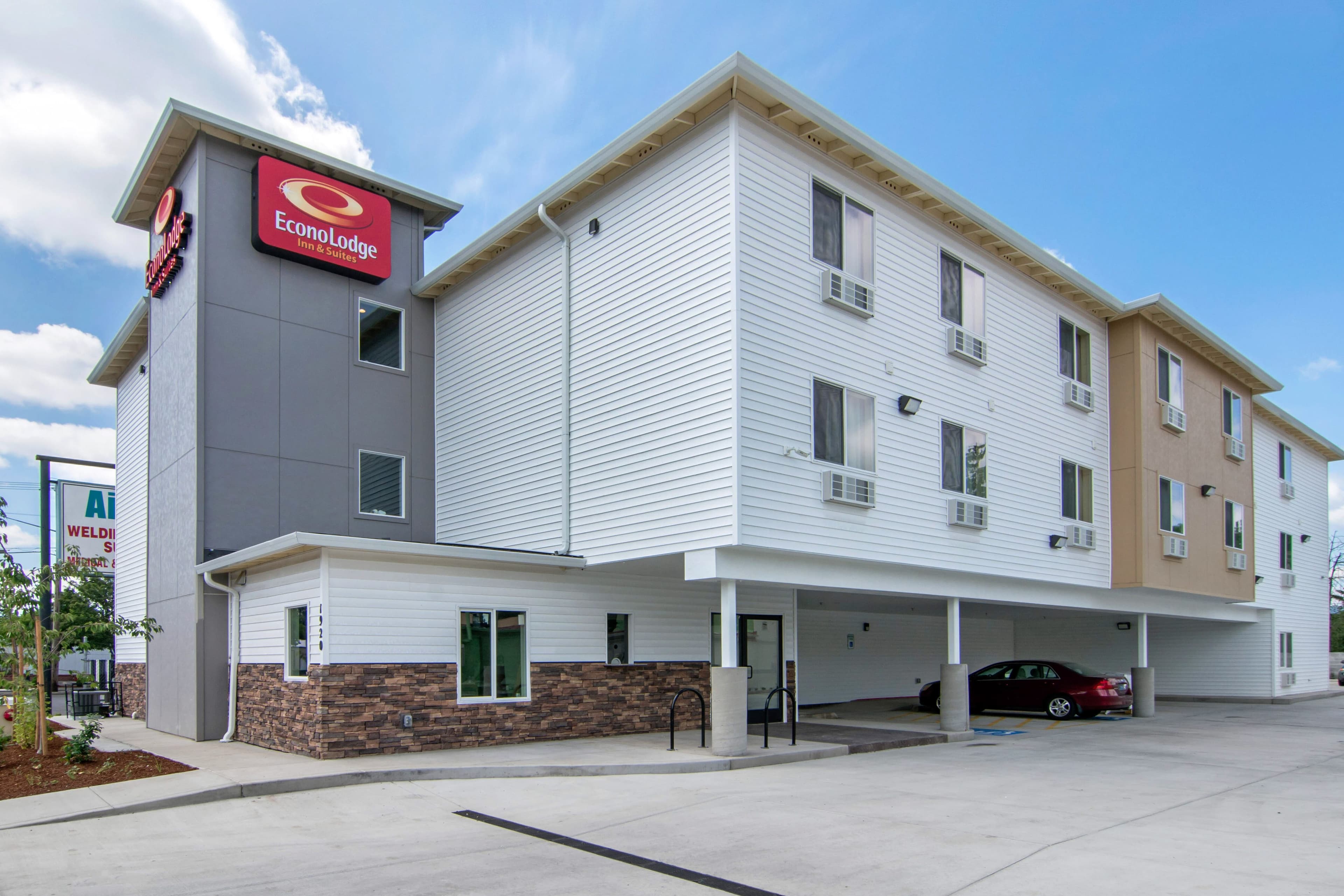 Econo Lodge Inn & Suites Springfield Main Street - Image 1