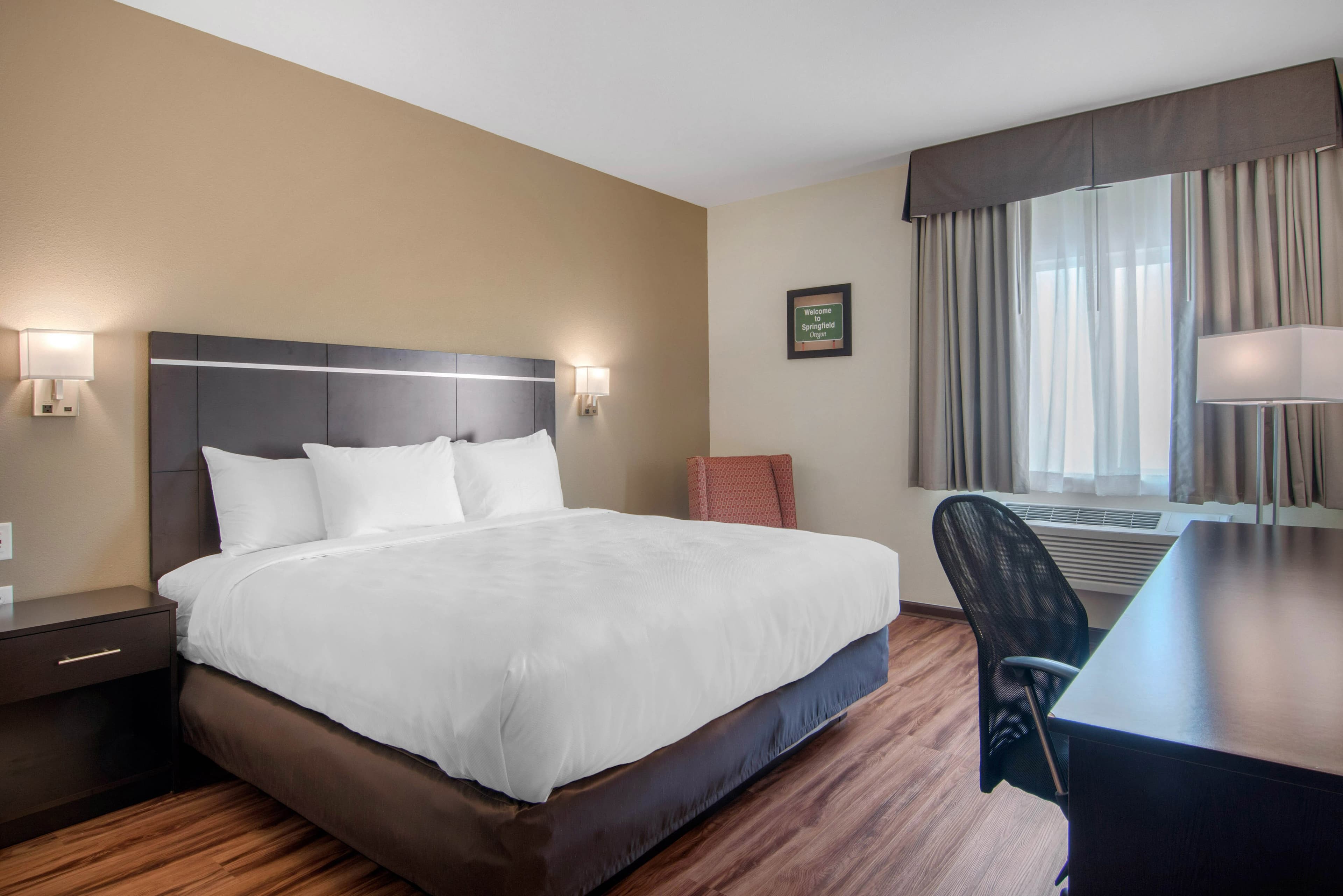 Econo Lodge Inn & Suites Springfield Main Street - Image 2