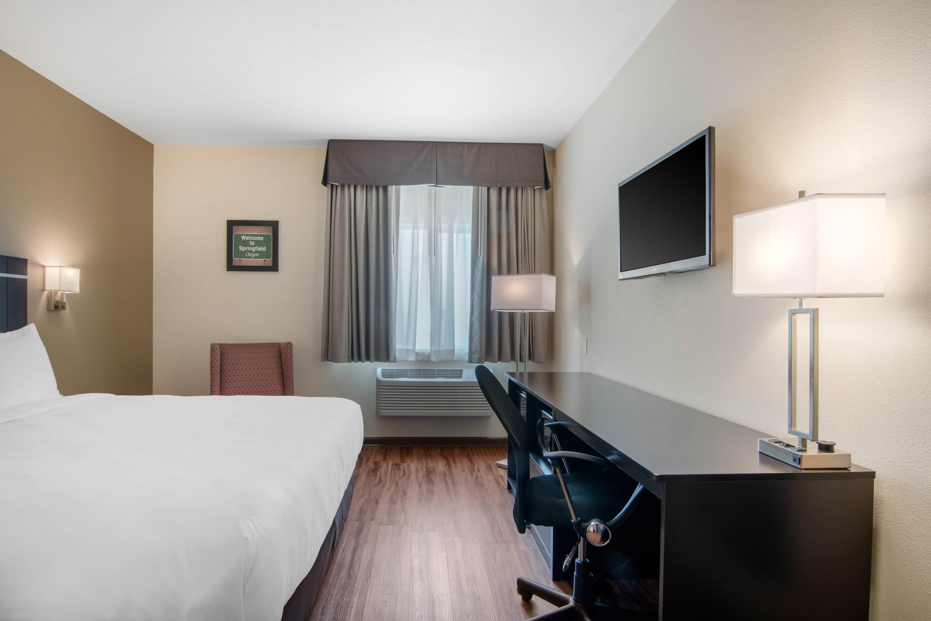 Econo Lodge Inn & Suites Springfield Main Street - Image 3