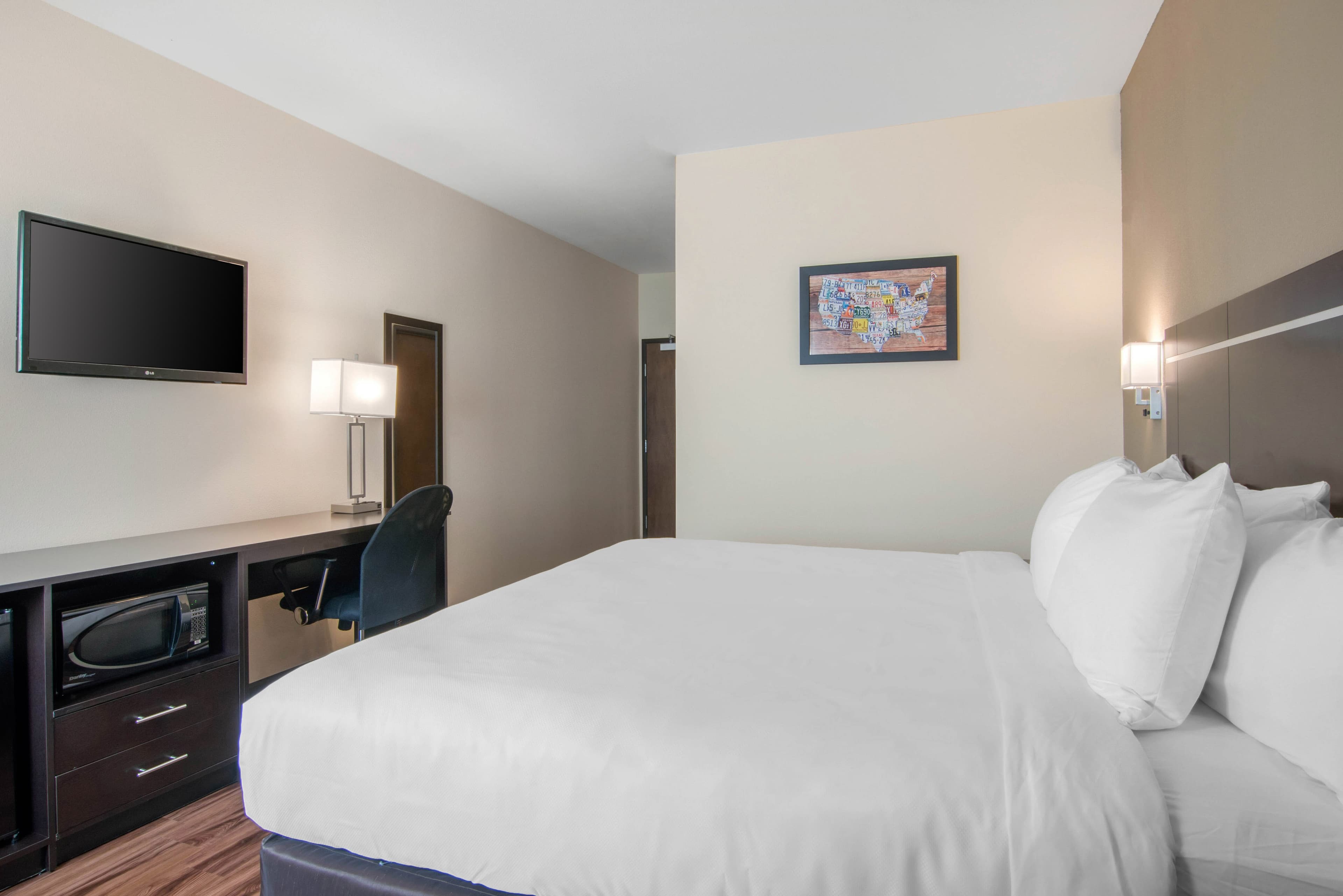Econo Lodge Inn & Suites Springfield Main Street - Image 4