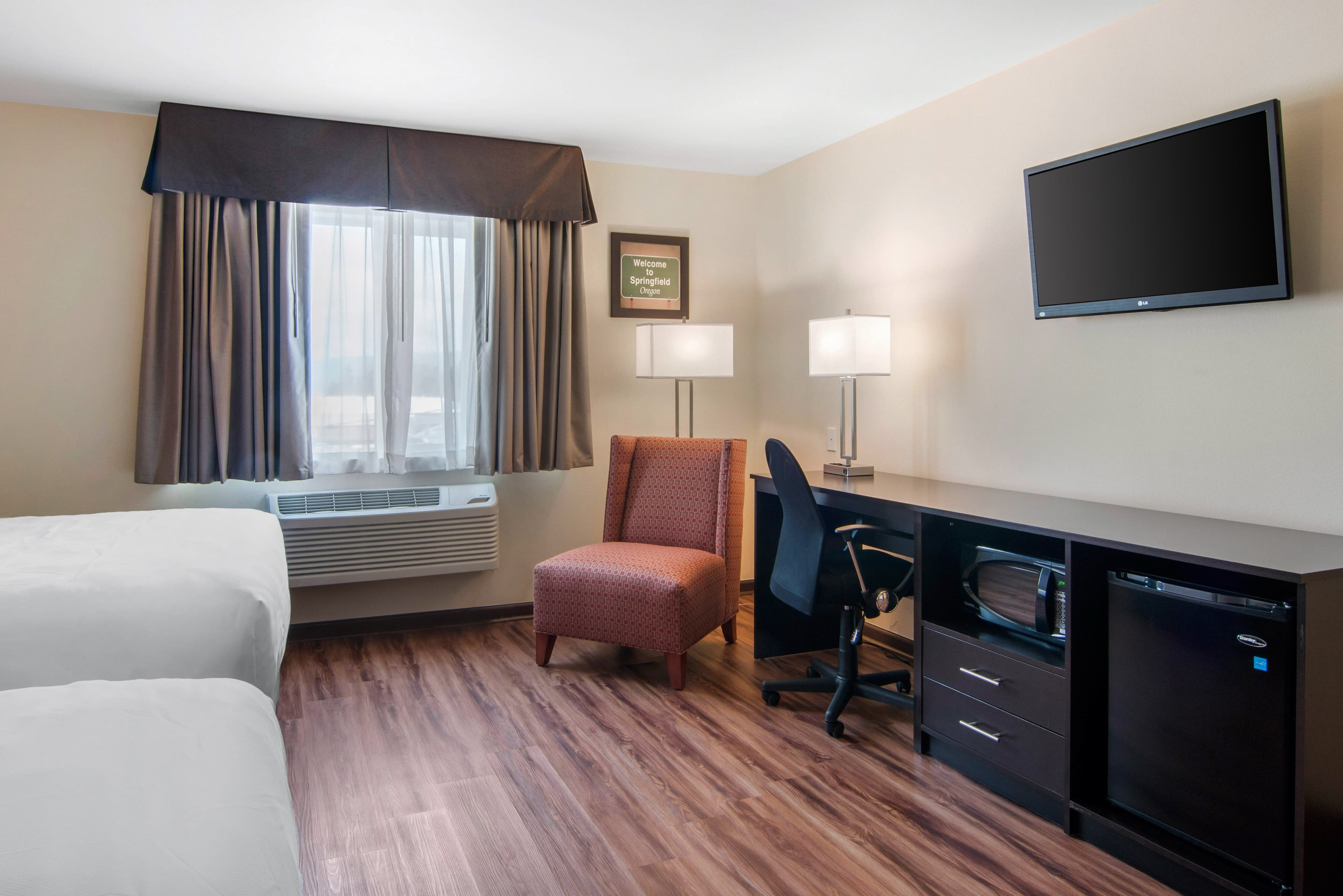 Econo Lodge Inn & Suites Springfield Main Street — 8