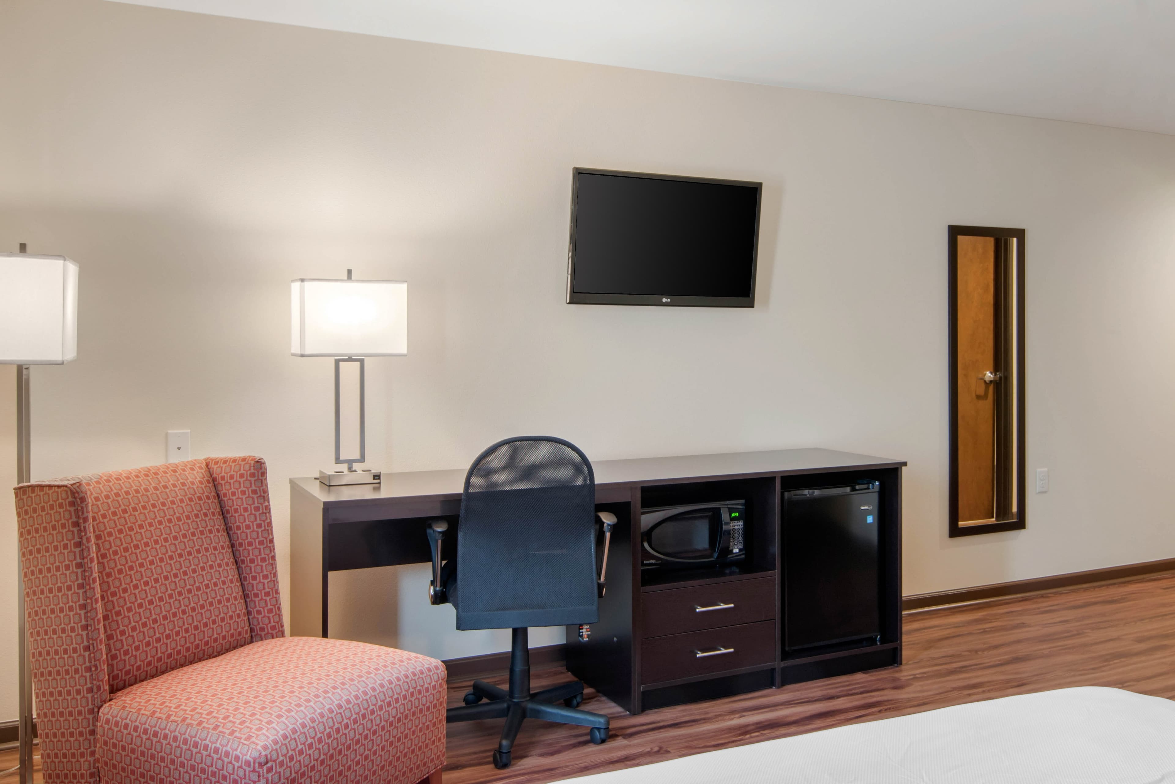 Econo Lodge Inn & Suites Springfield Main Street — 9