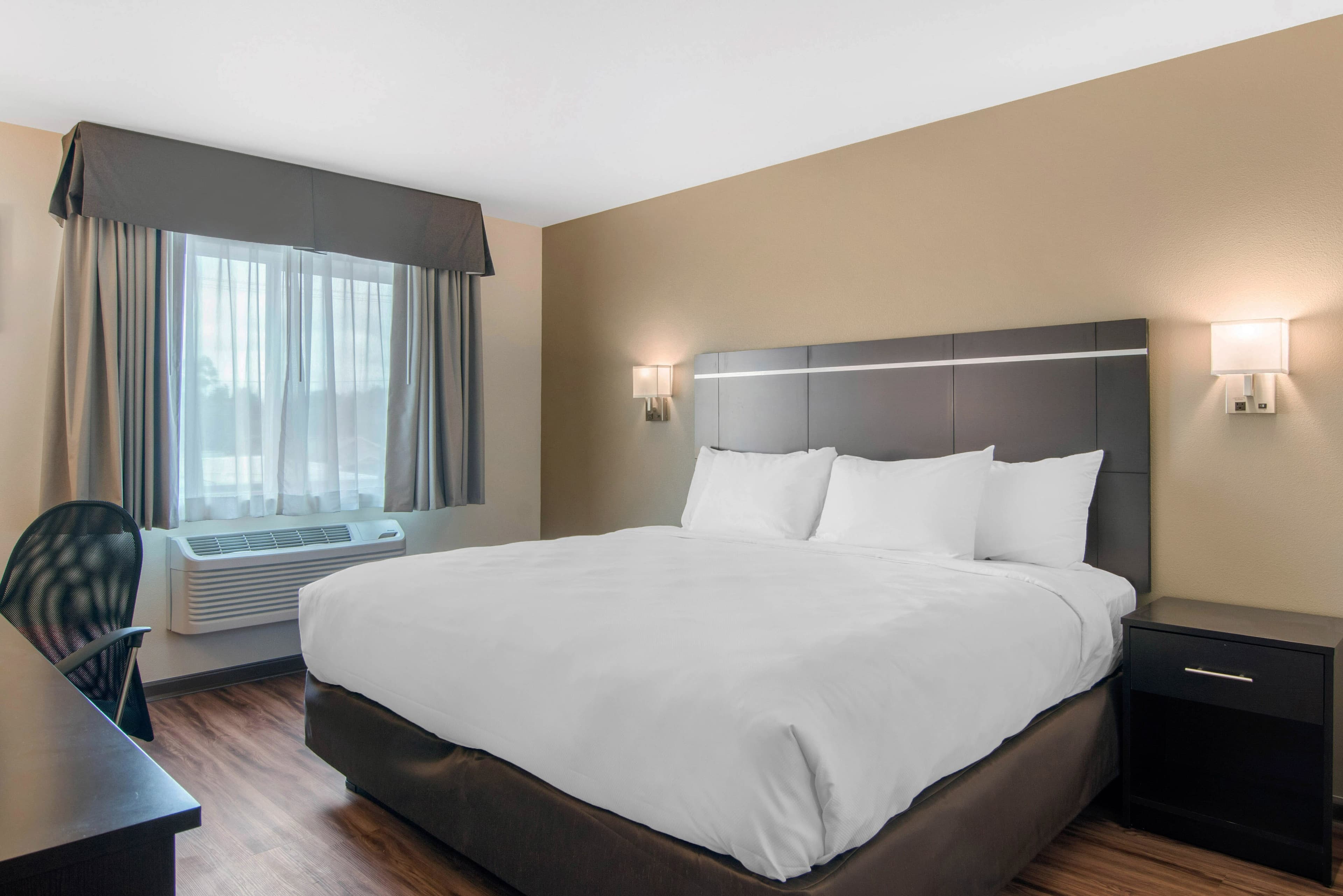 Econo Lodge Inn & Suites Springfield Main Street — 12