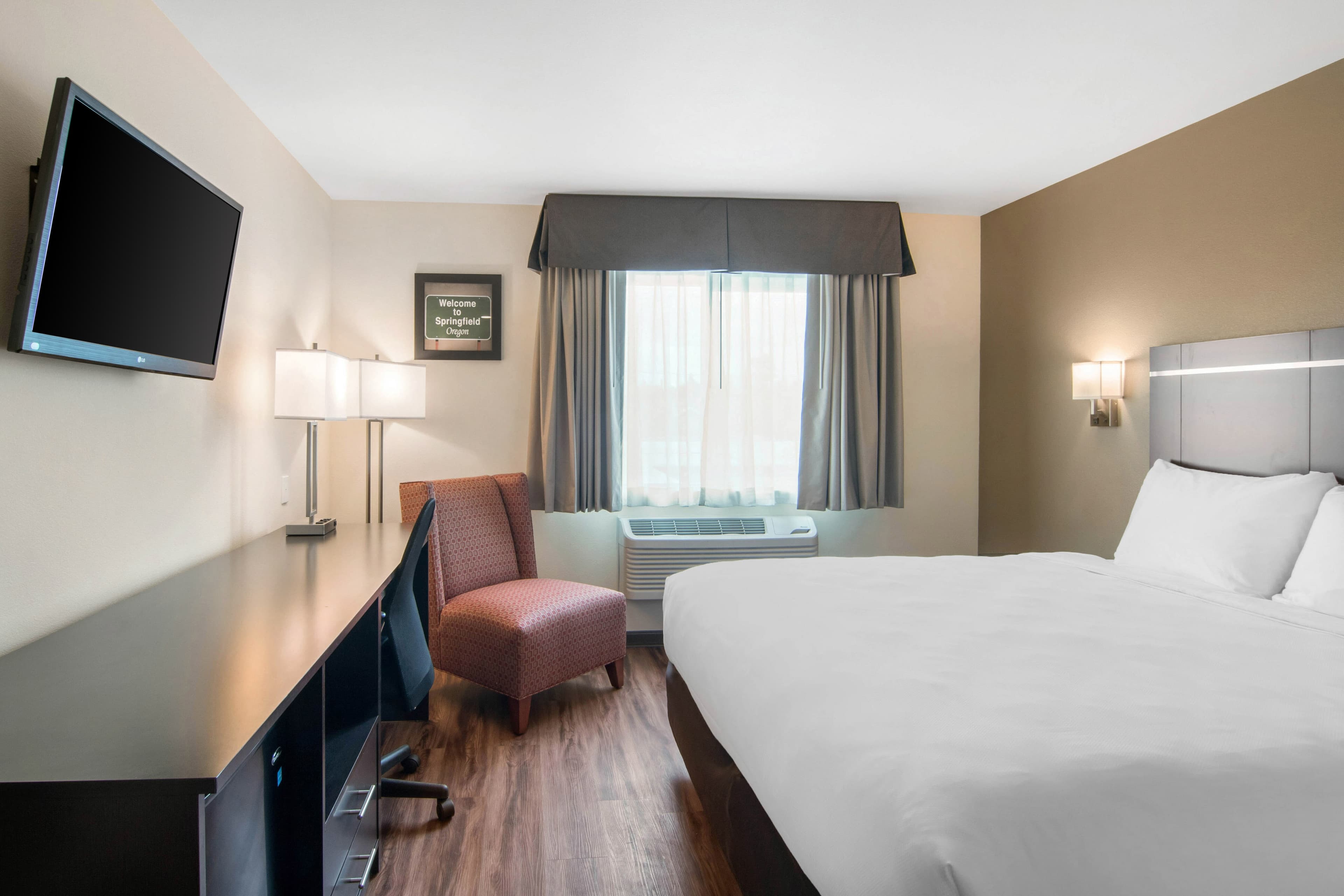 Econo Lodge Inn & Suites Springfield Main Street — 13