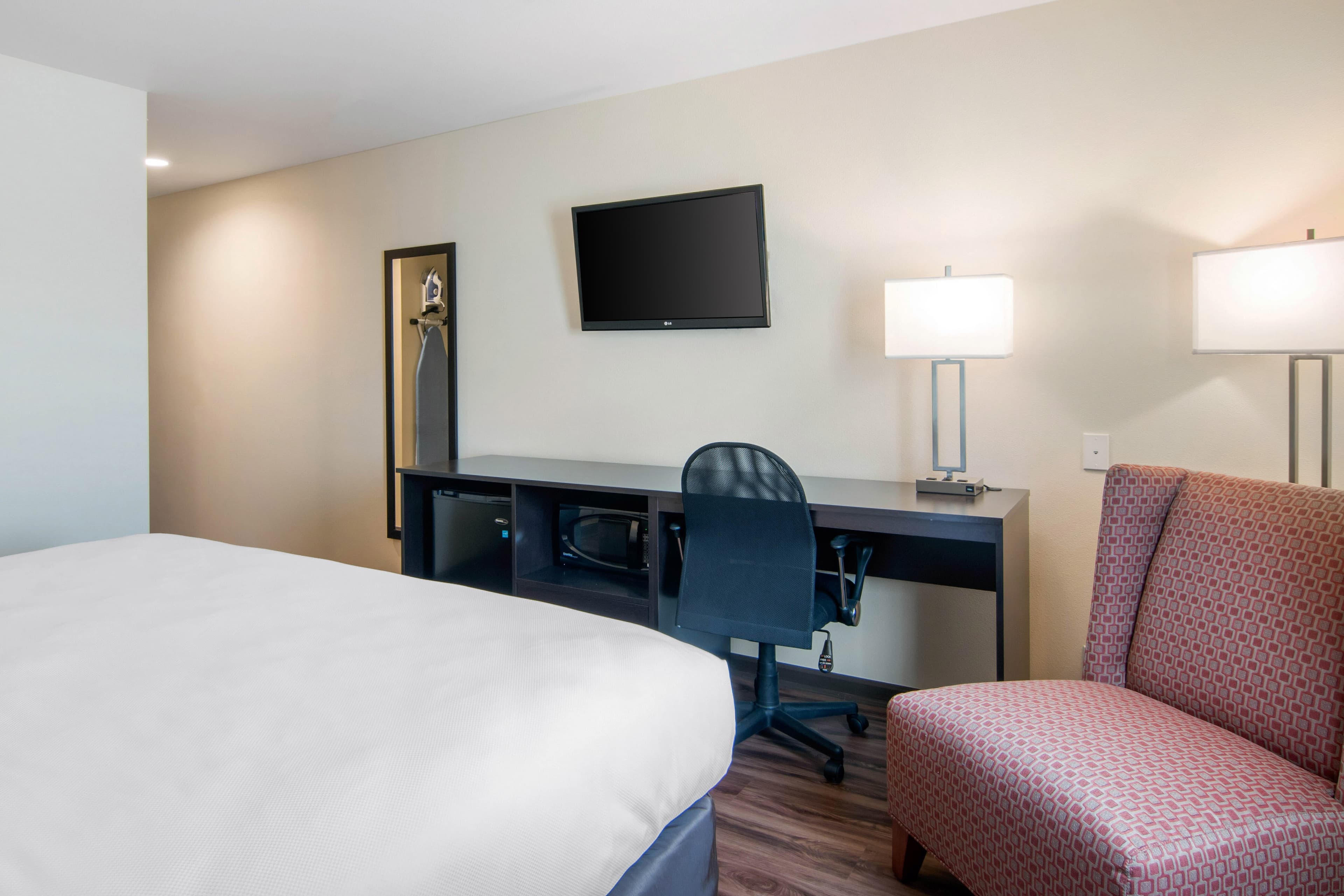 Econo Lodge Inn & Suites Springfield Main Street — 14