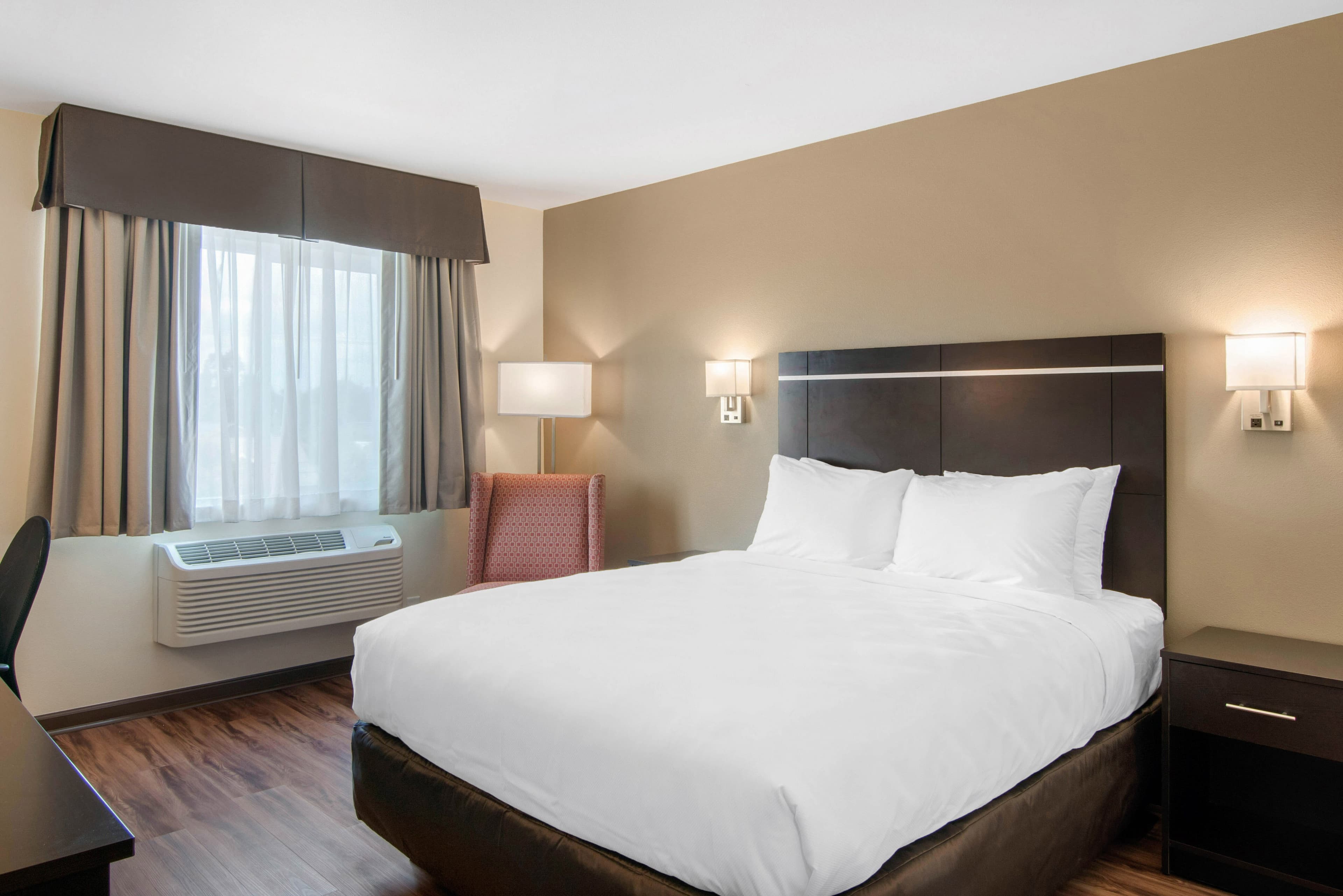 Econo Lodge Inn & Suites Springfield Main Street — 17