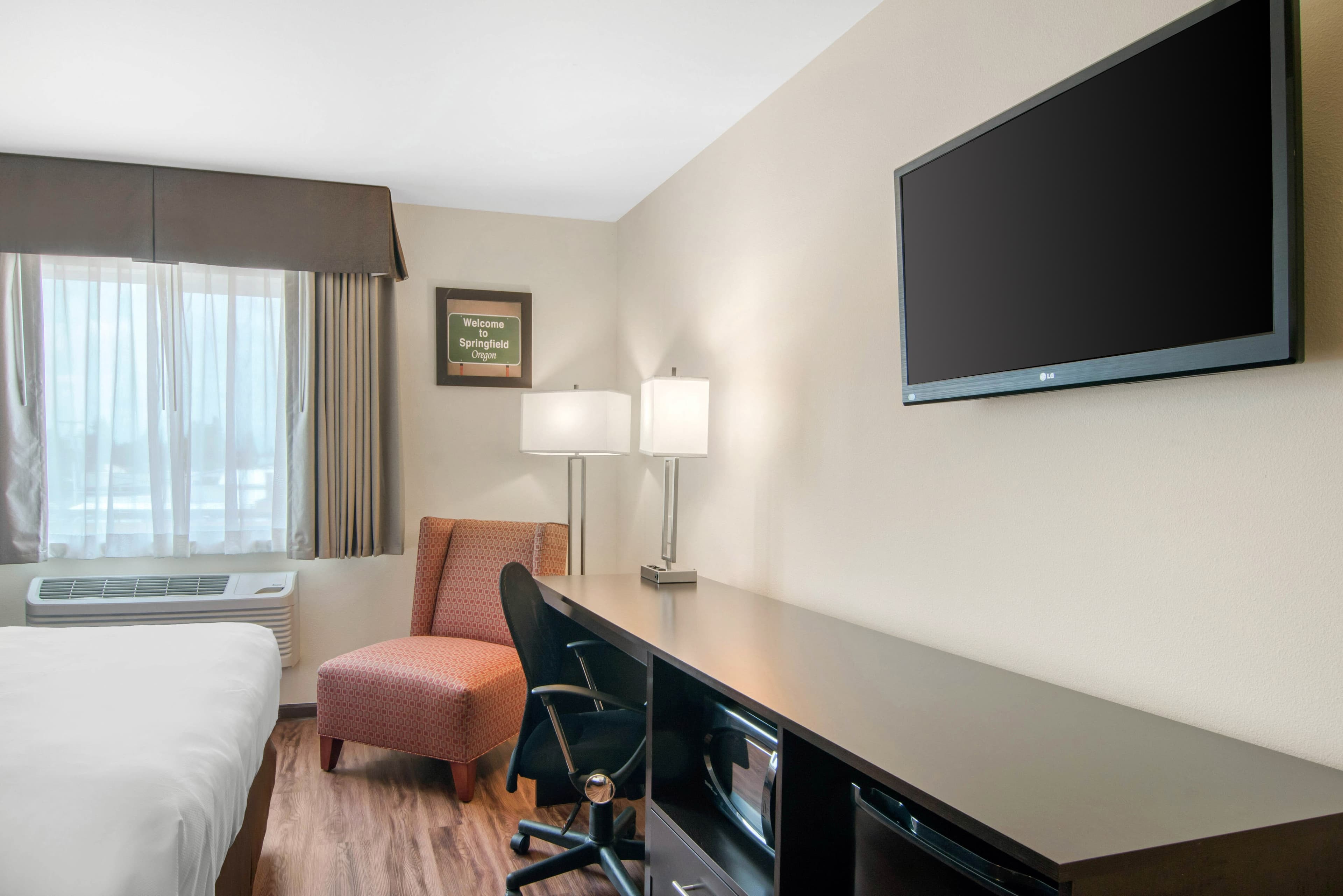 Econo Lodge Inn & Suites Springfield Main Street — 25