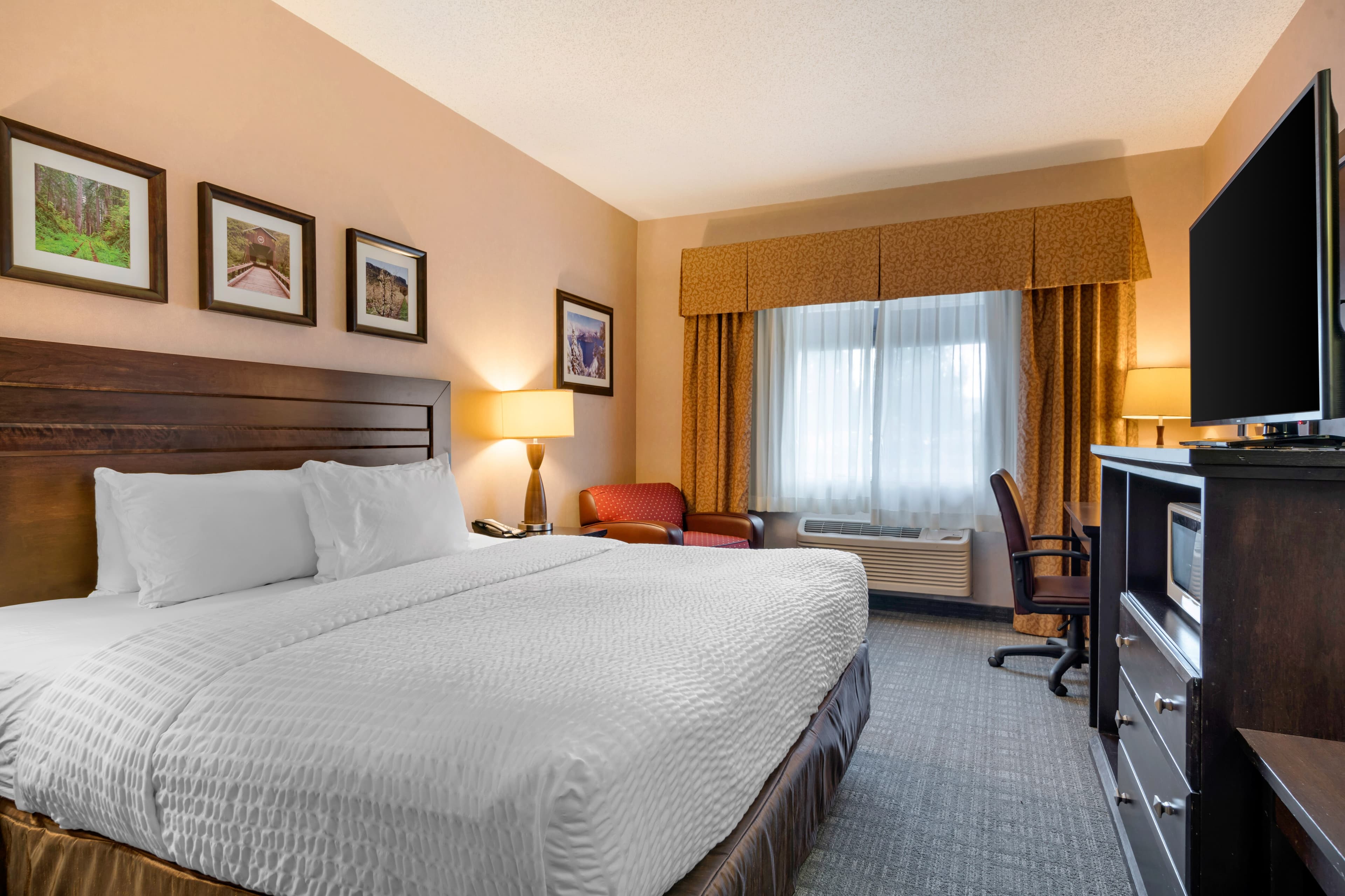 Clarion Pointe Medford - Image 3