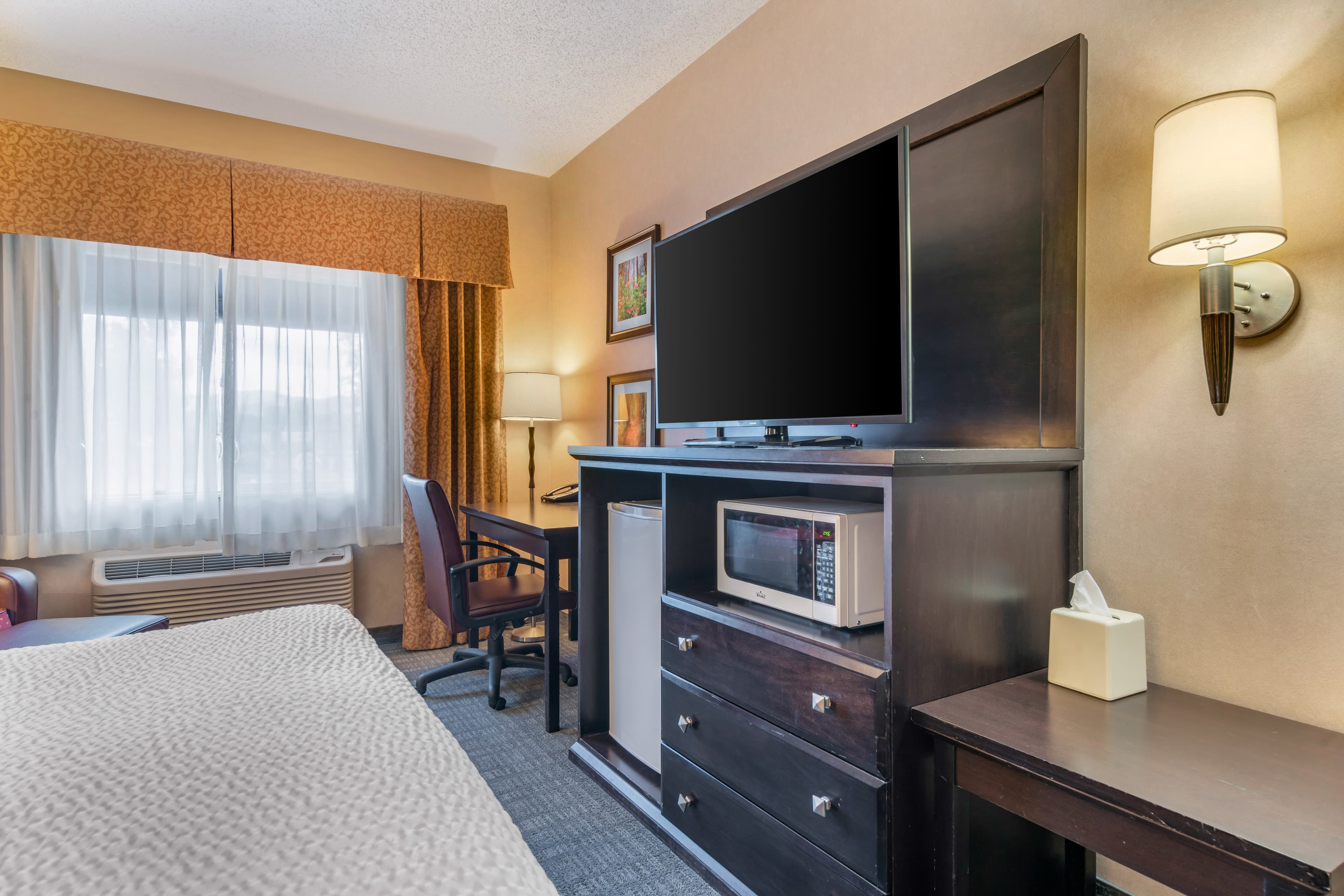 Clarion Pointe Medford - Image 4