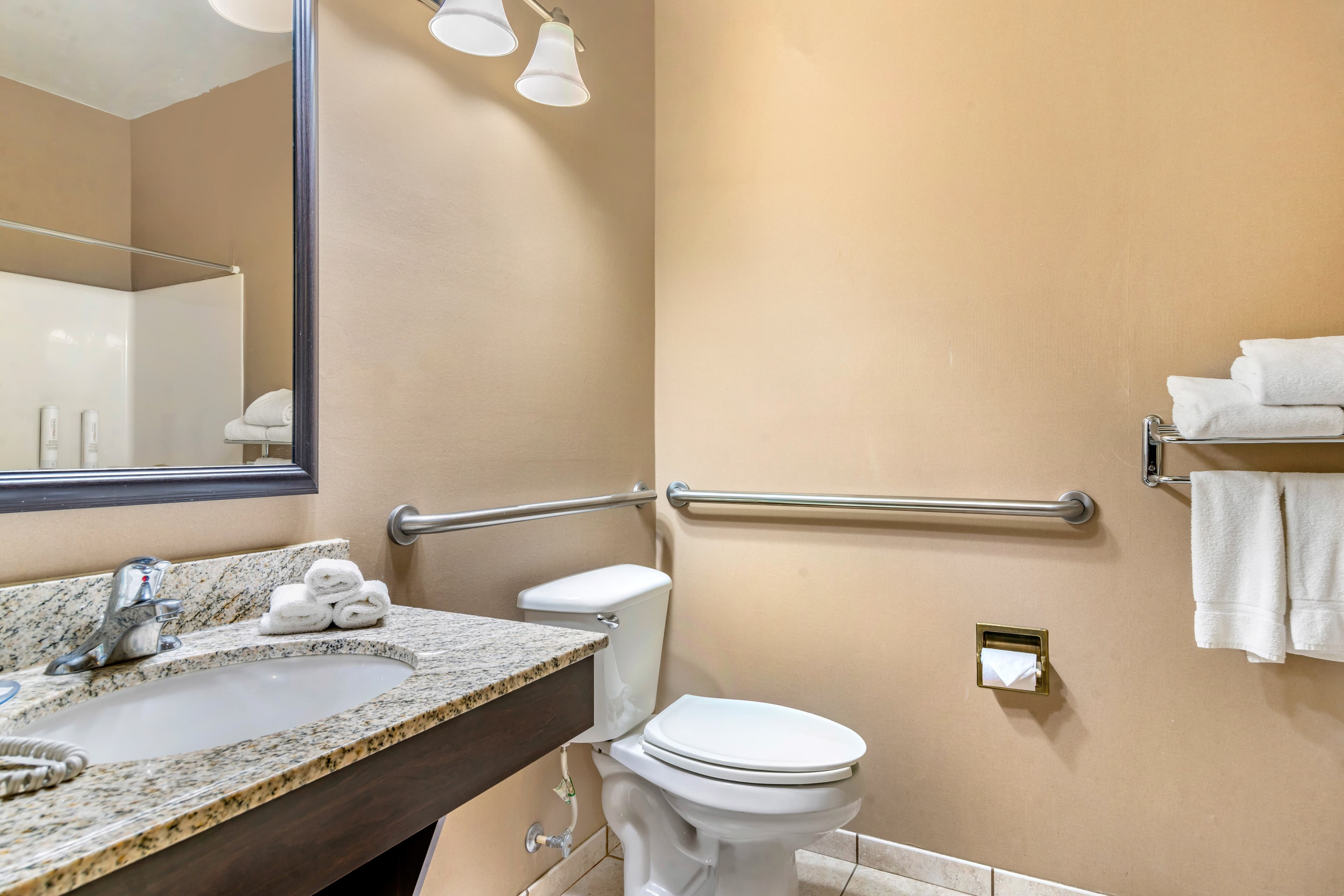 Clarion Pointe Medford - Image 5
