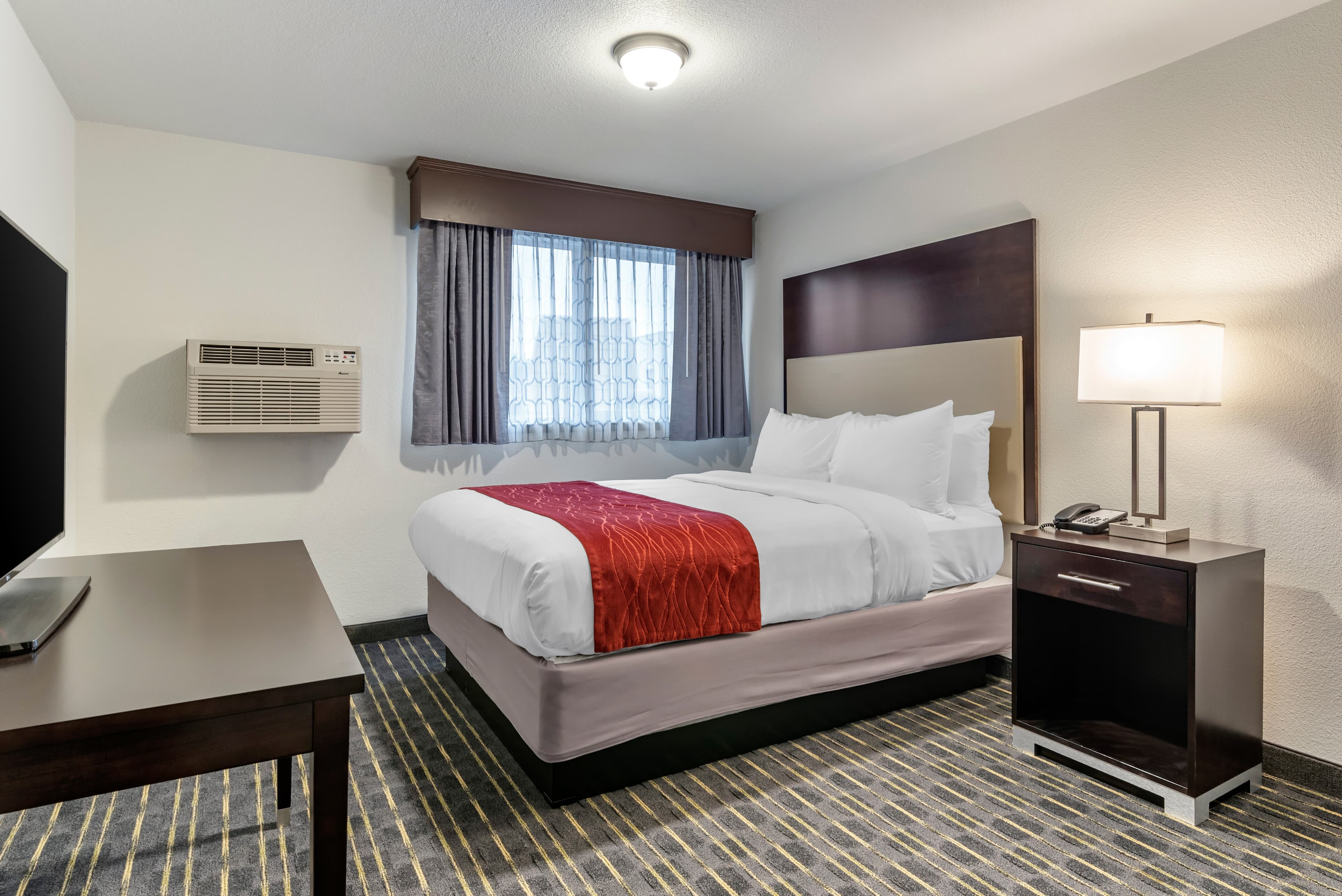 Comfort Inn & Suites Tigard near Washington Square - Image 2