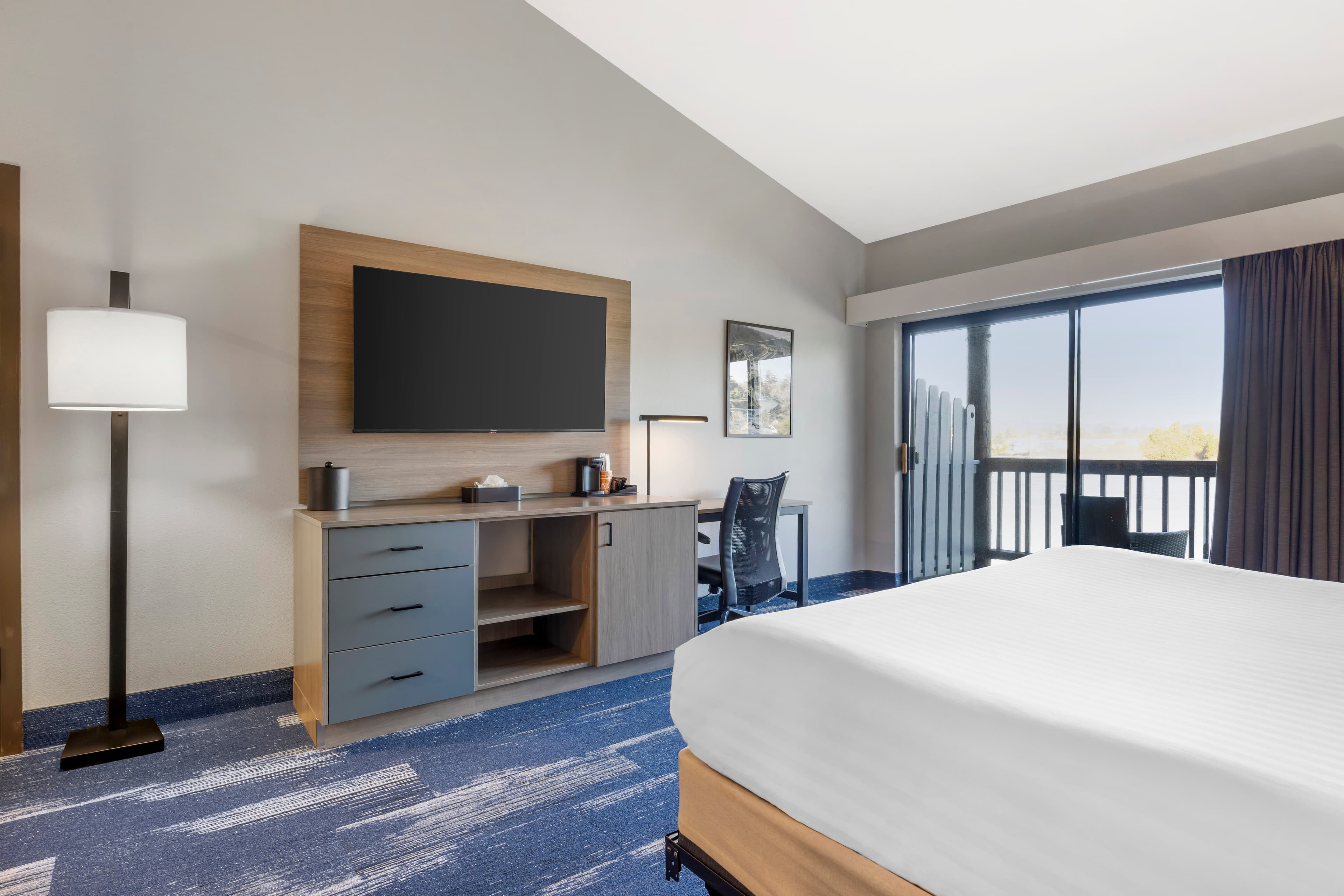 Edgewater Inn and Suites, an Ascend Collection Hotel - Image 4