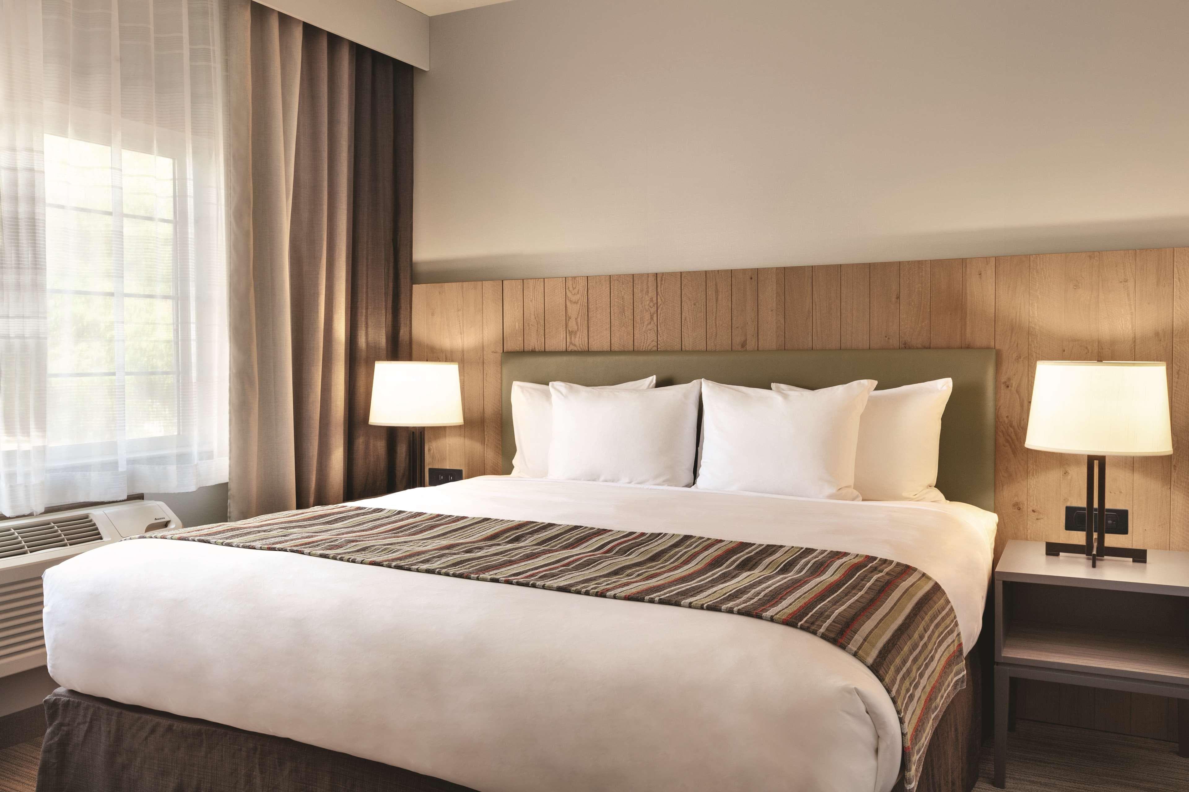 Country Inn & Suites by Radisson, Prineville, OR - Image 2