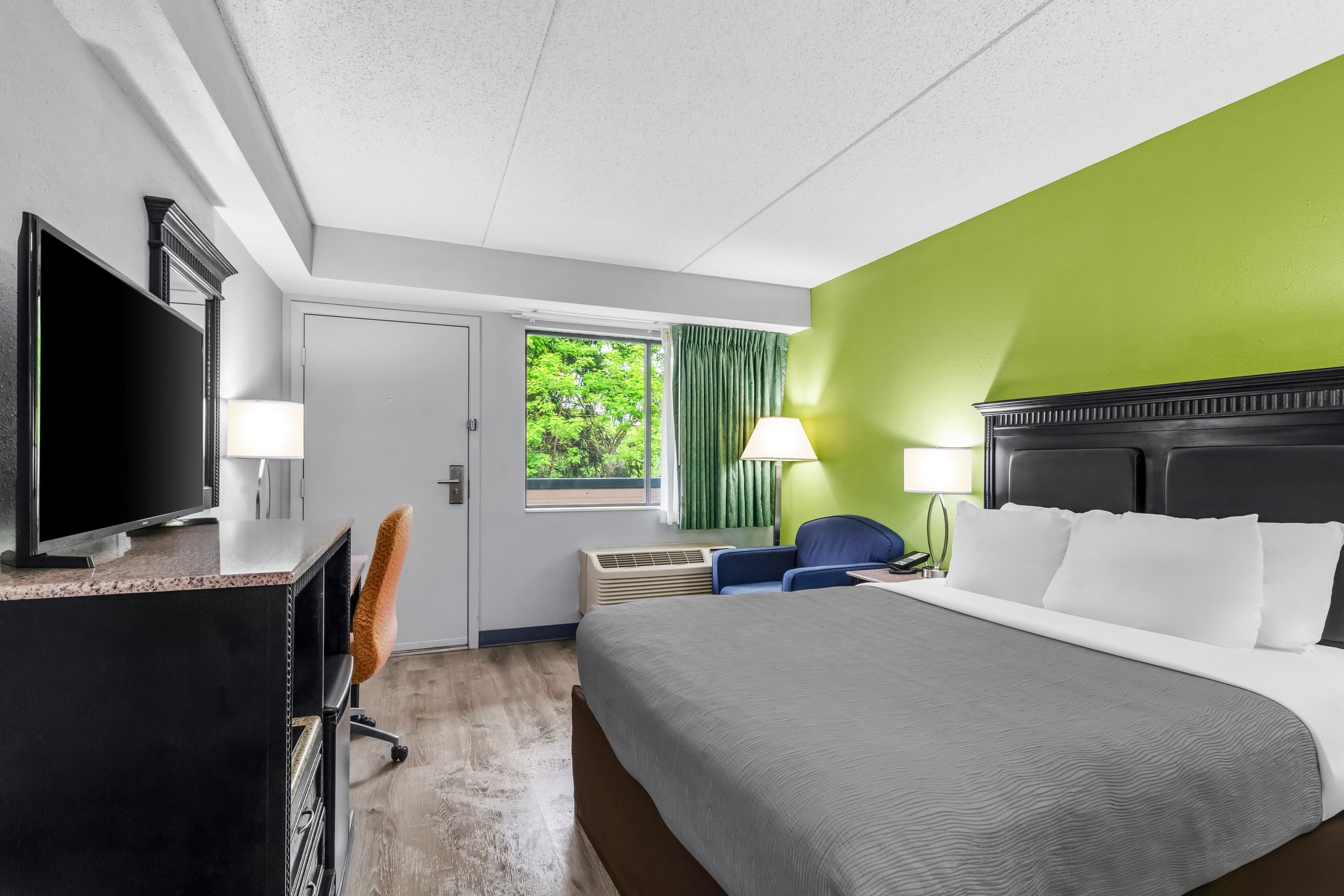 Quality Inn & Suites Gibsonia - Pittsburgh North - Image 3