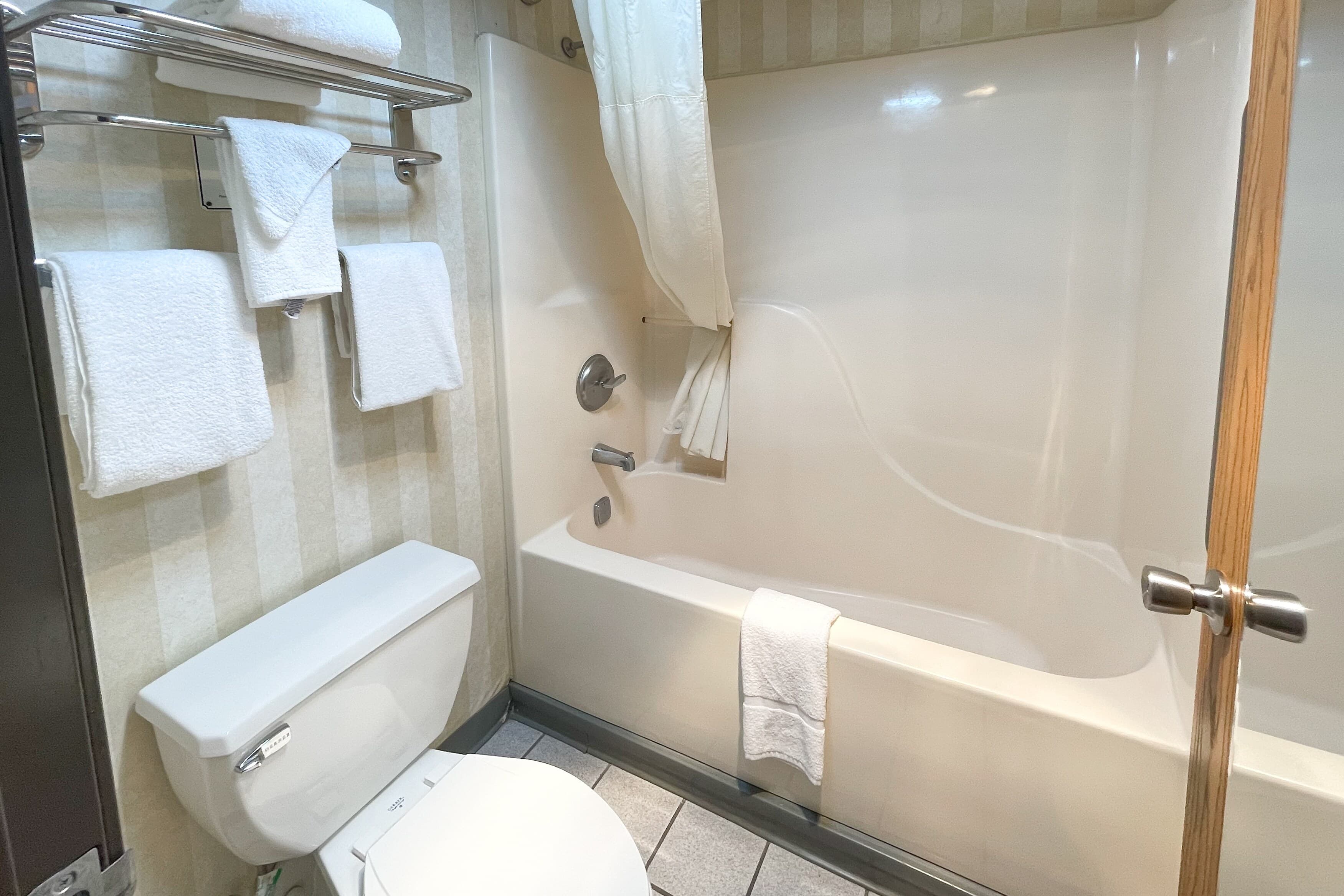 Quality Inn & Suites Gibsonia - Pittsburgh North - Image 5