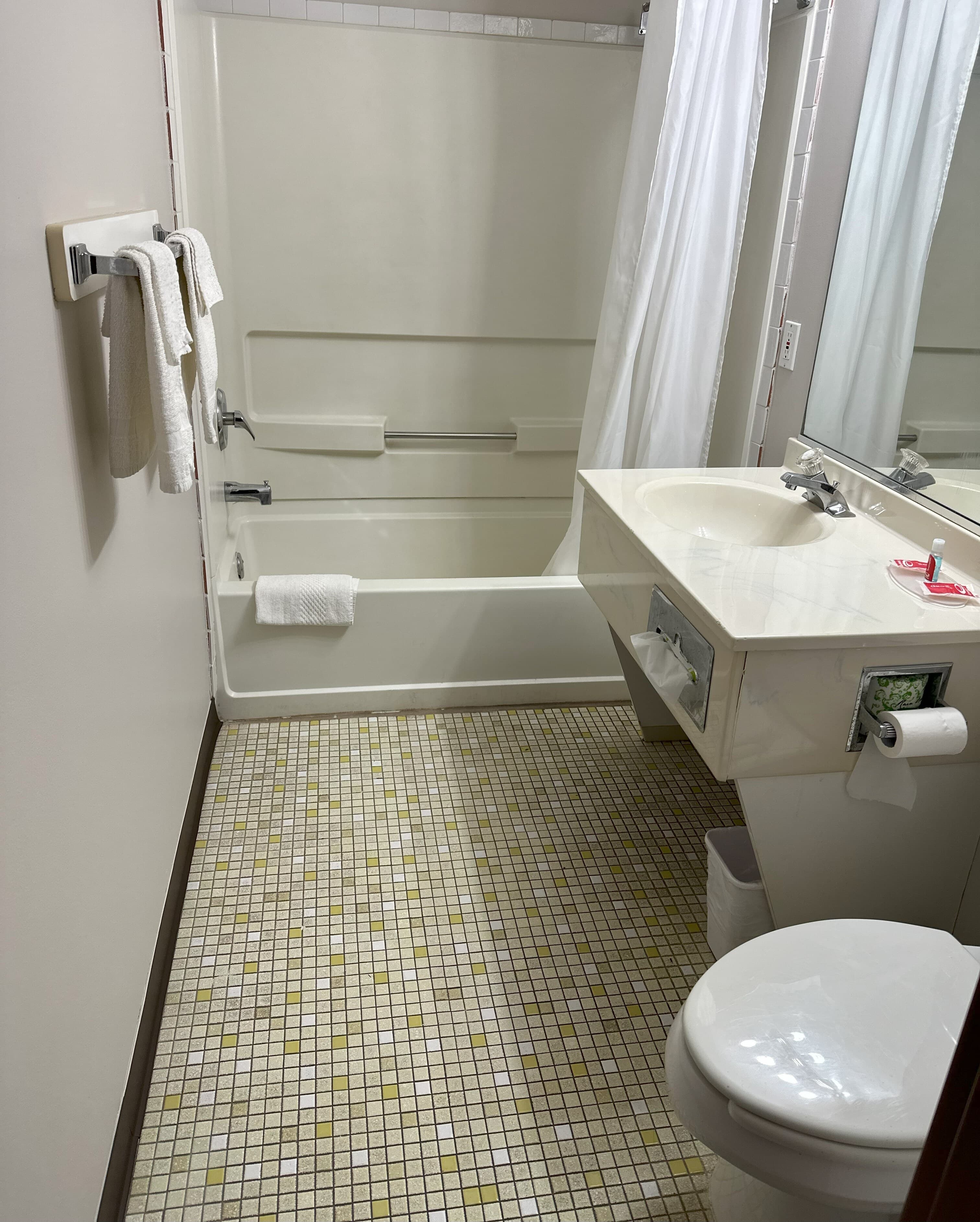 Econo Lodge Drums — 24
