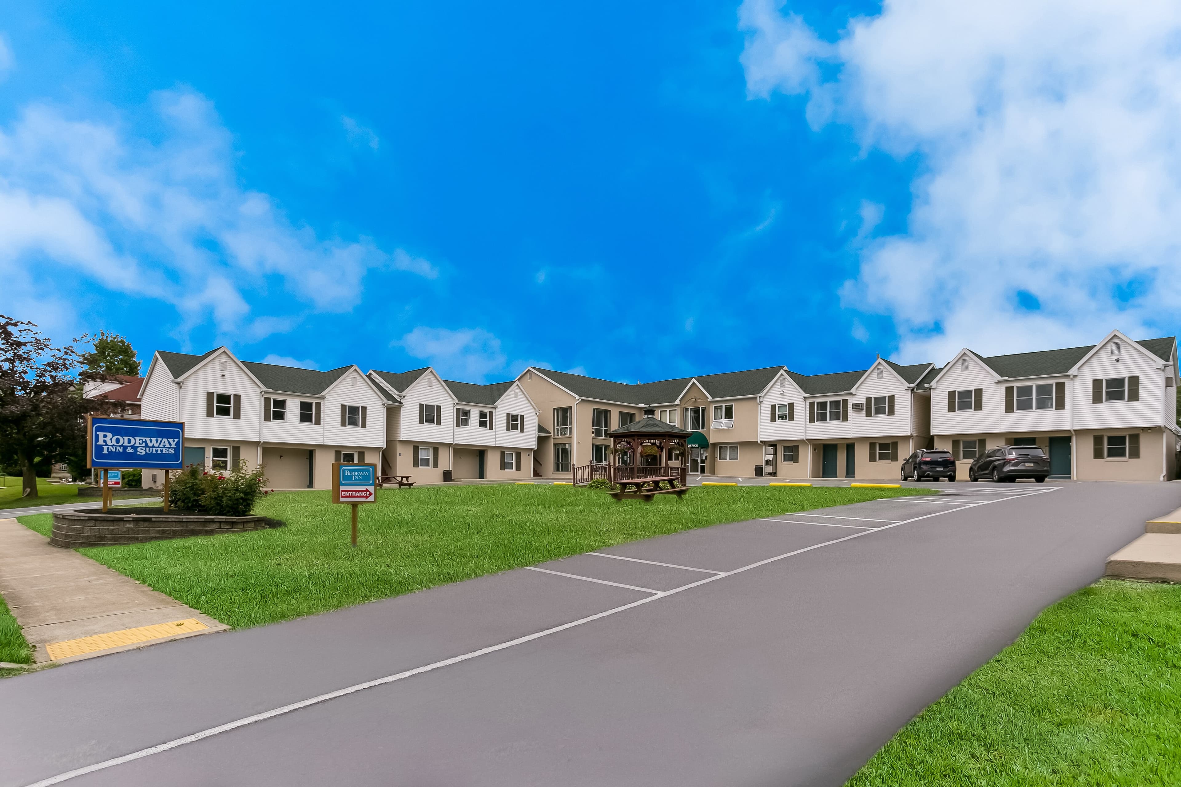 Rodeway Inn and Suites Hershey Chocolate Avenue - Image 1