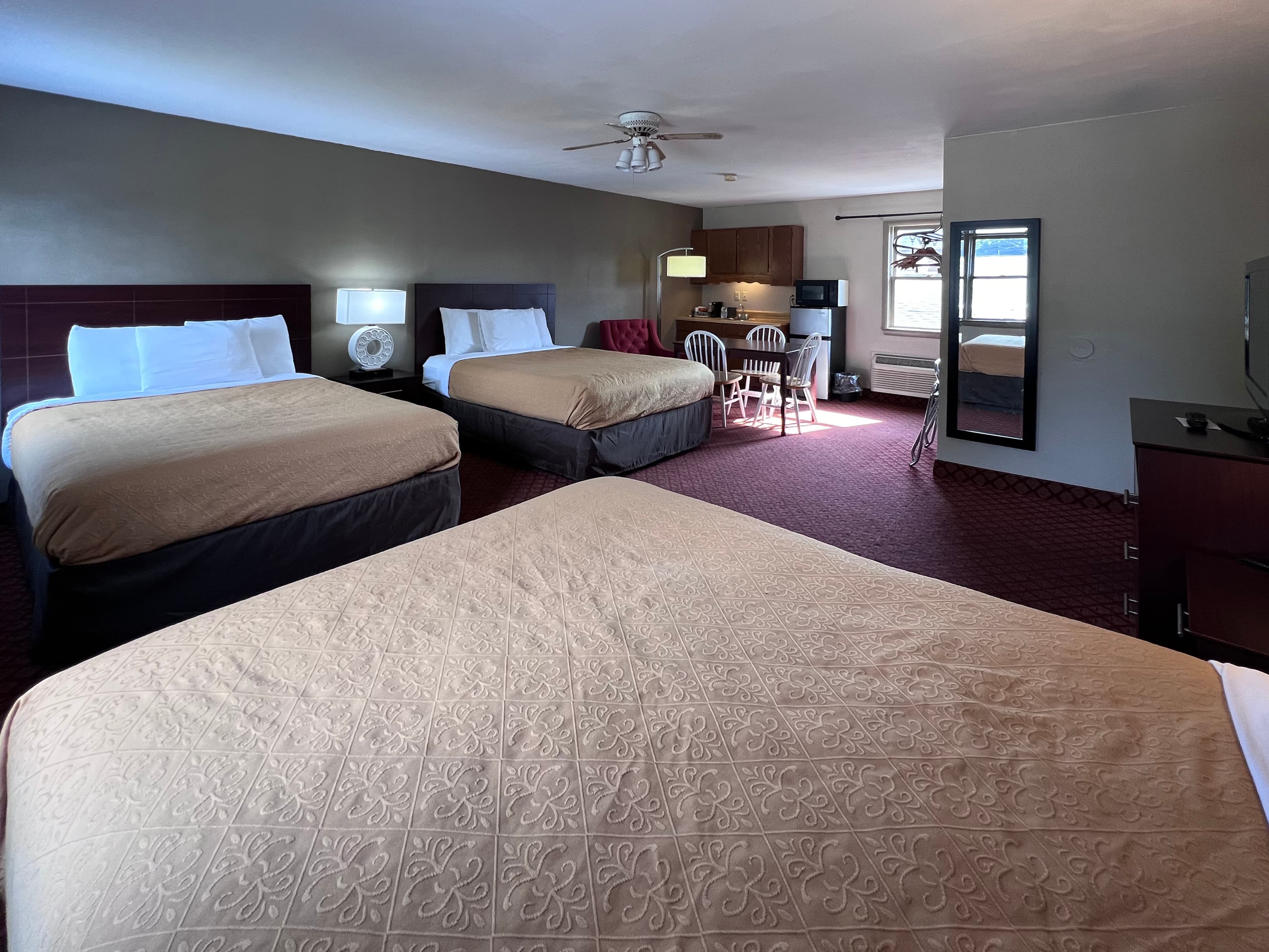 Rodeway Inn and Suites Hershey Chocolate Avenue — 24