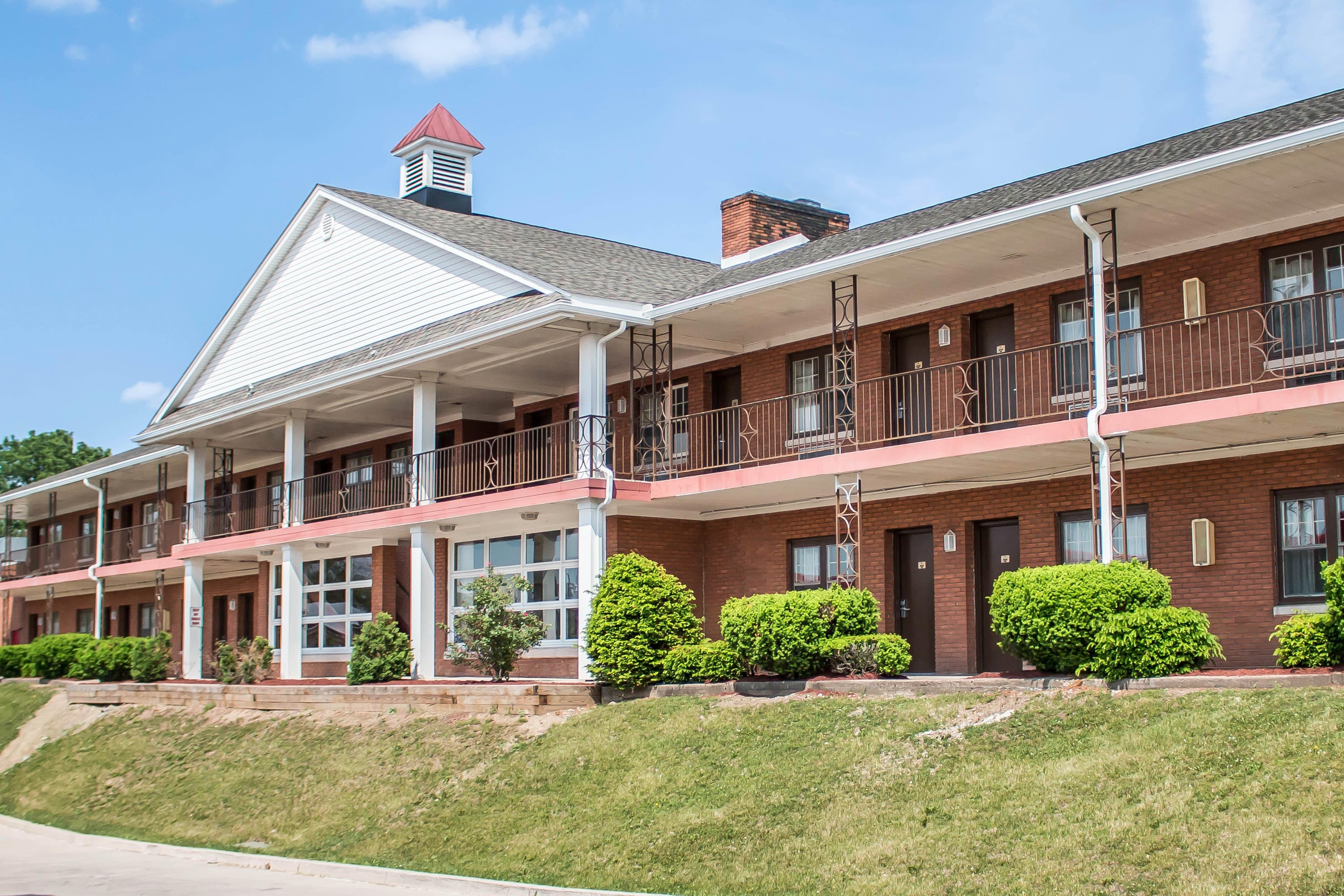Econo Lodge Williamsport - Image 1