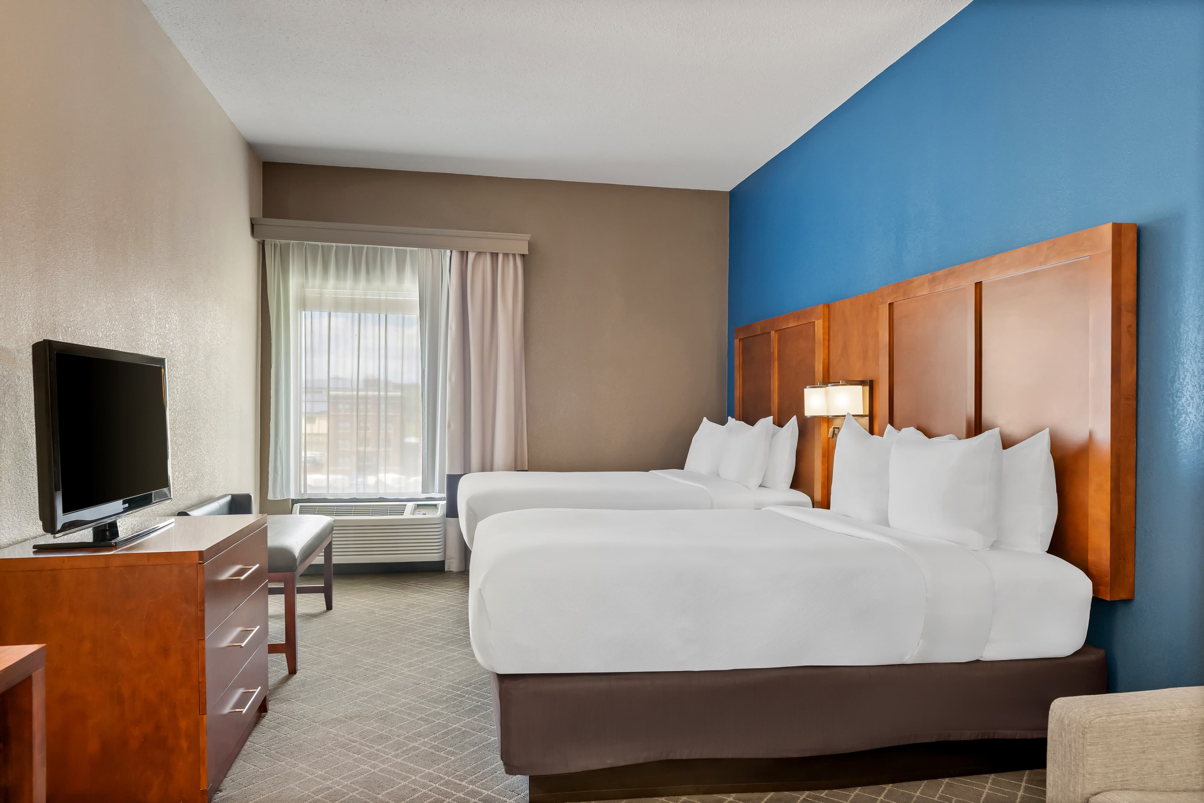 2 Double Beds, 1 Room Suite, Sofa Bed - Image 2