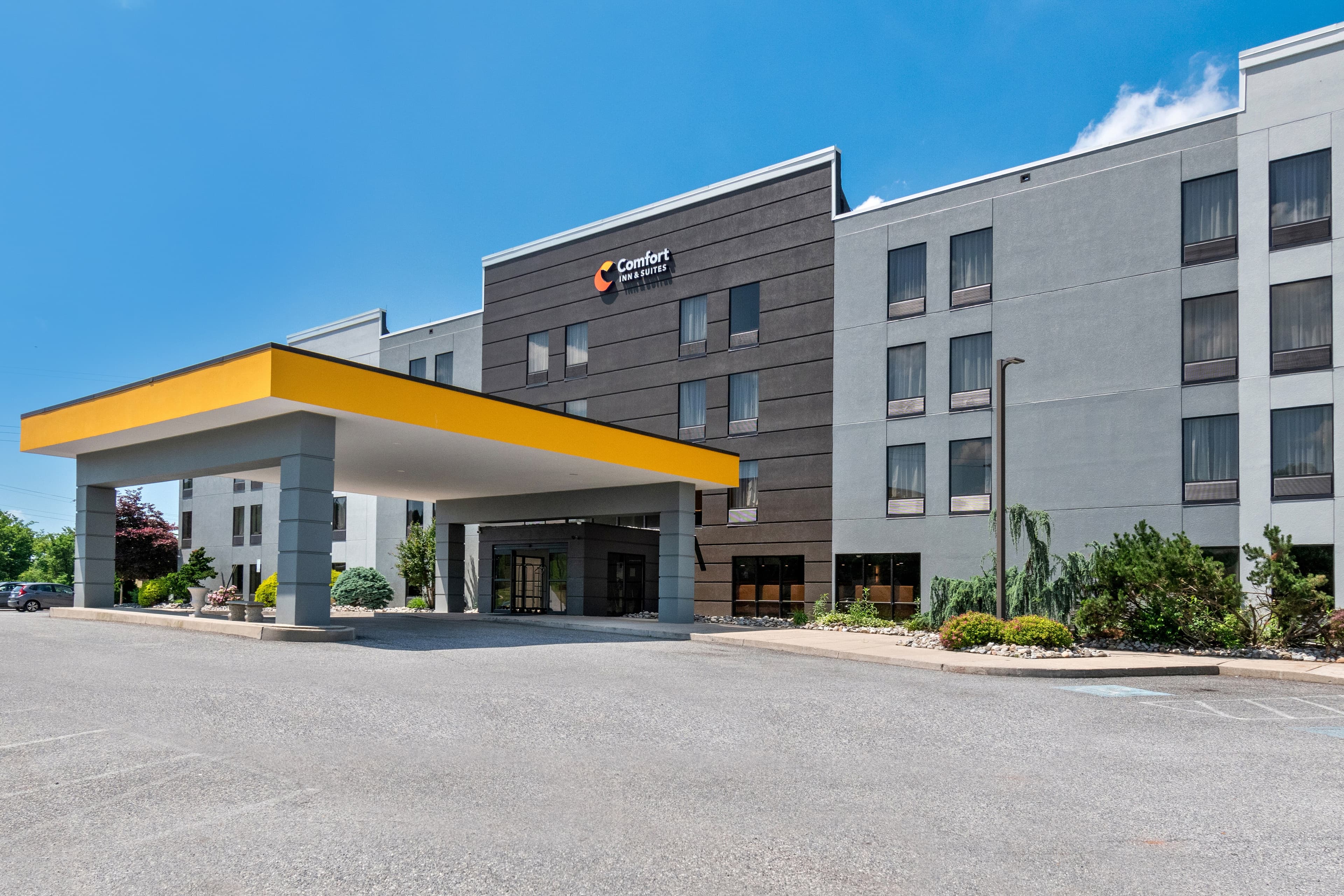 Comfort Inn & Suites York North - Image 1