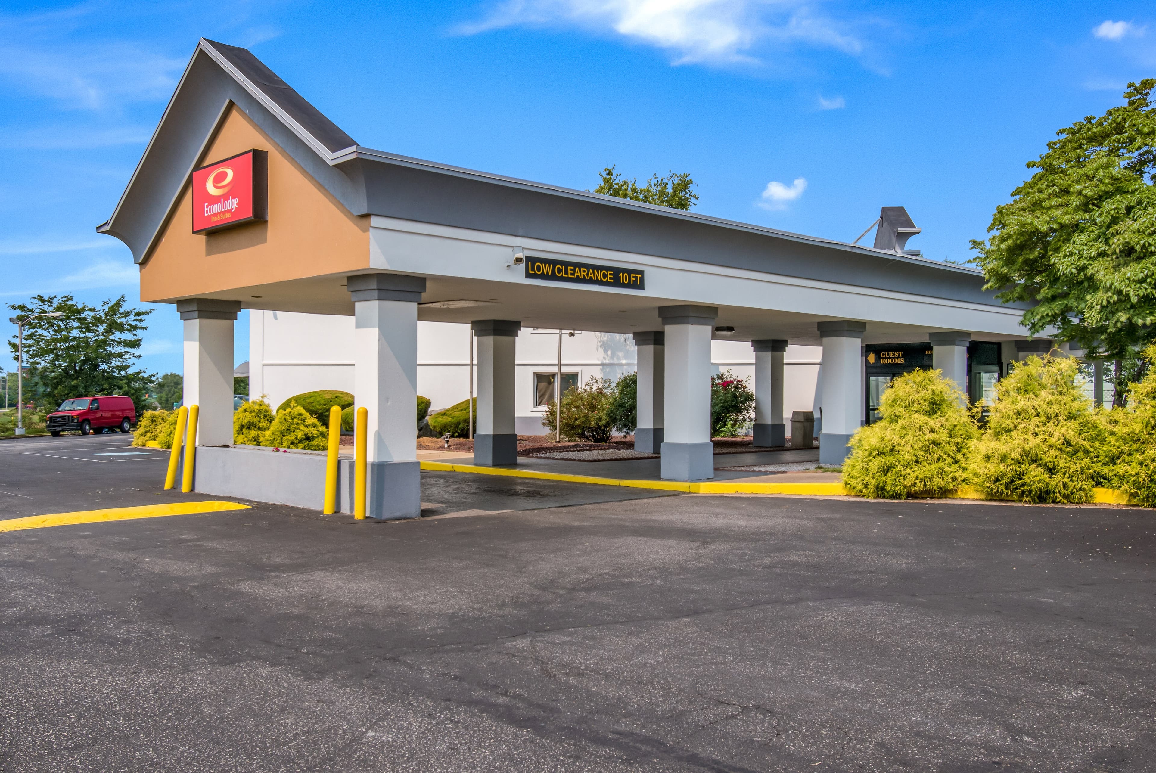 Econo Lodge Inn & Suites Chambersburg Central - Image 1