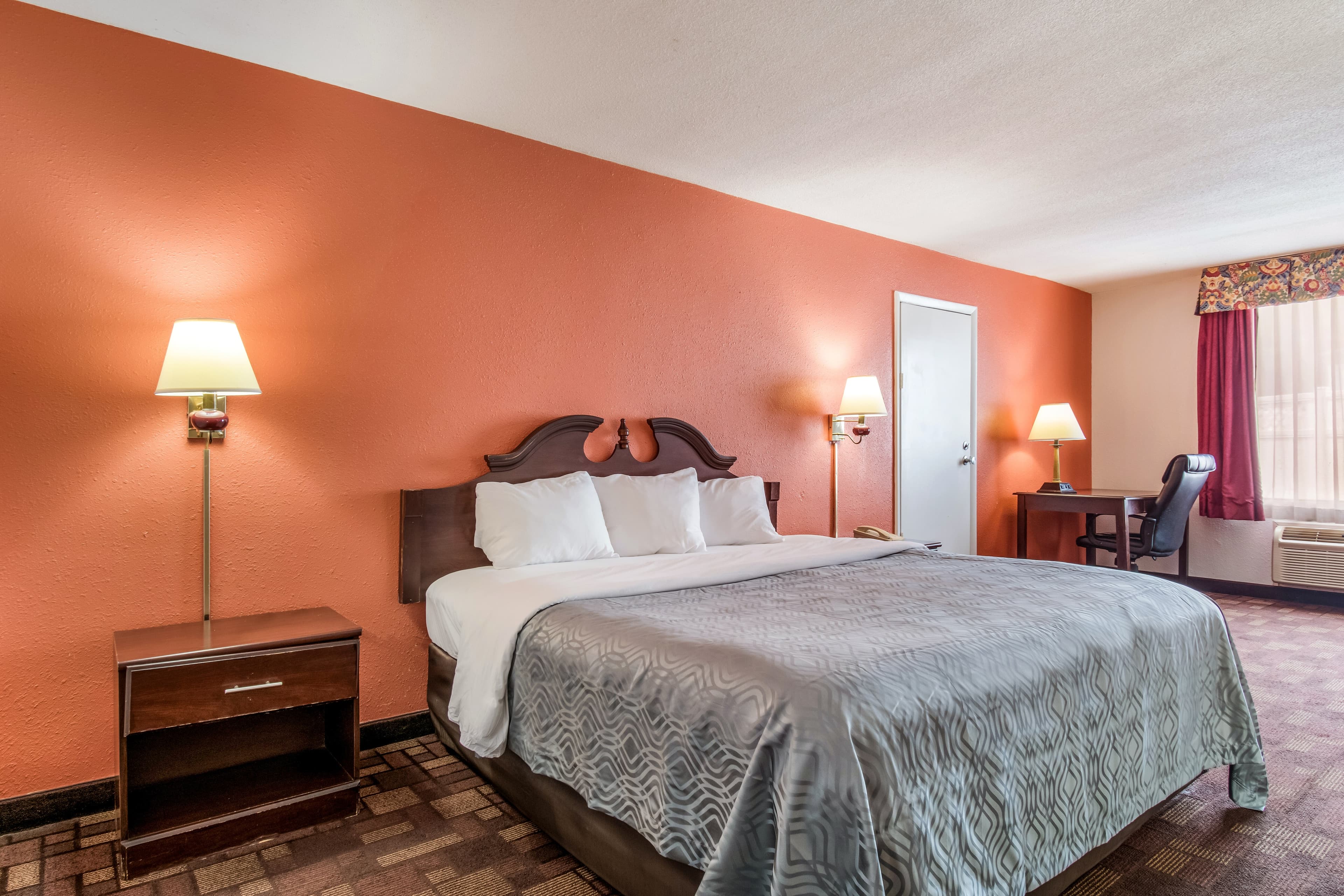 Econo Lodge Inn & Suites Chambersburg Central - Image 2