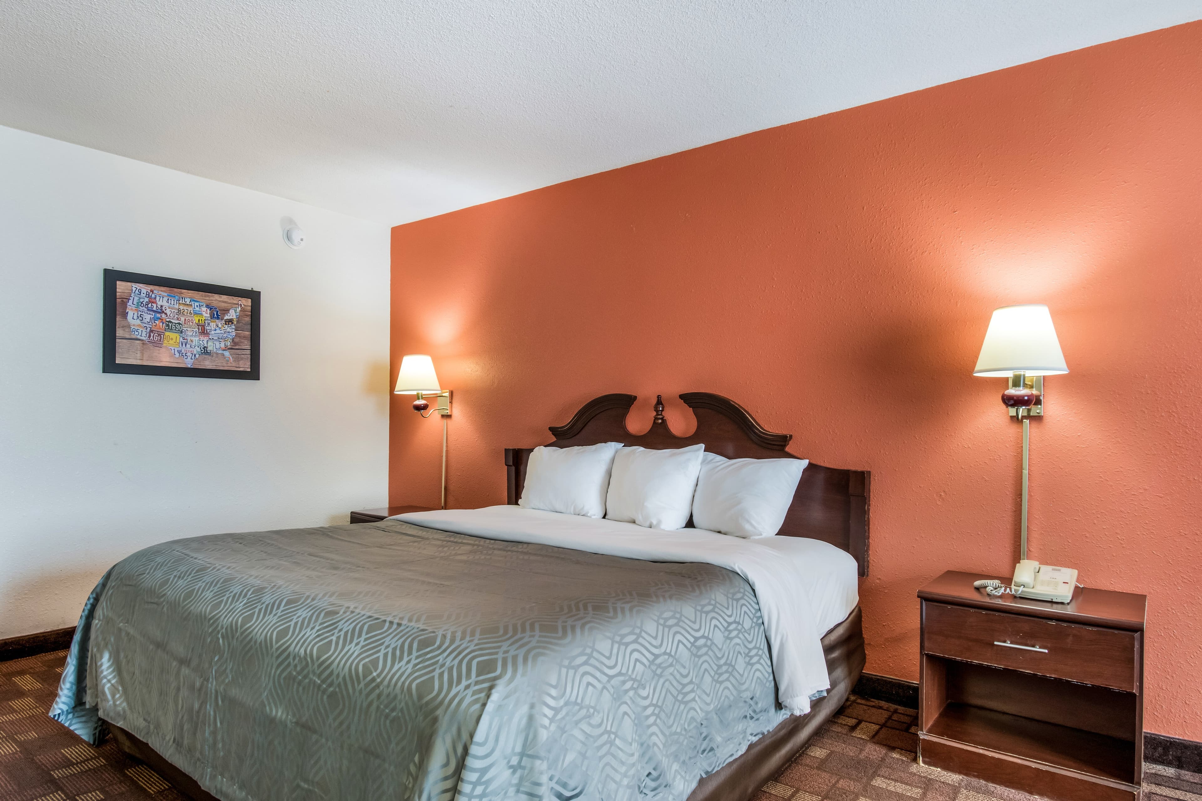 Econo Lodge Inn & Suites Chambersburg Central - Image 3