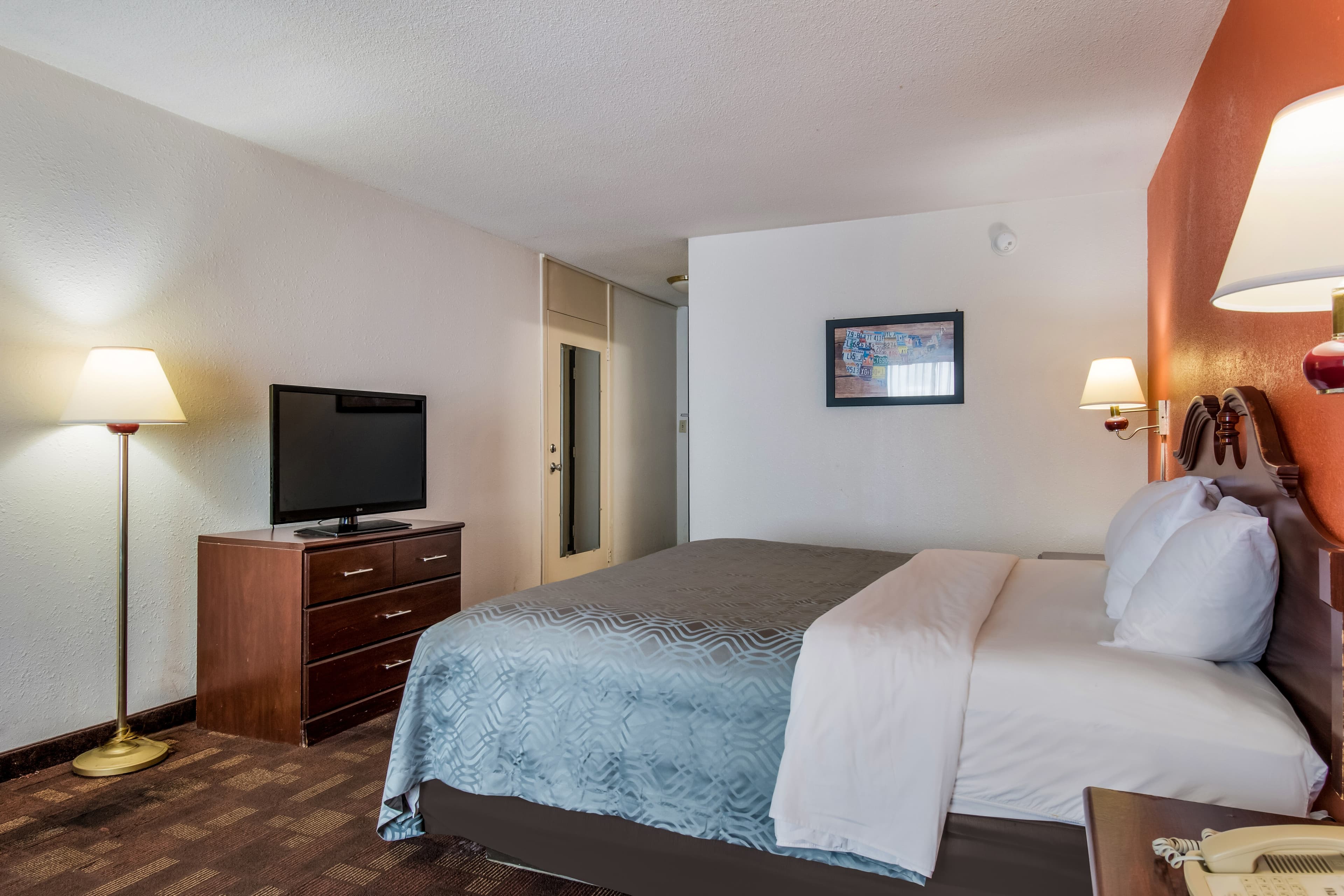 Econo Lodge Inn & Suites Chambersburg Central - Image 4