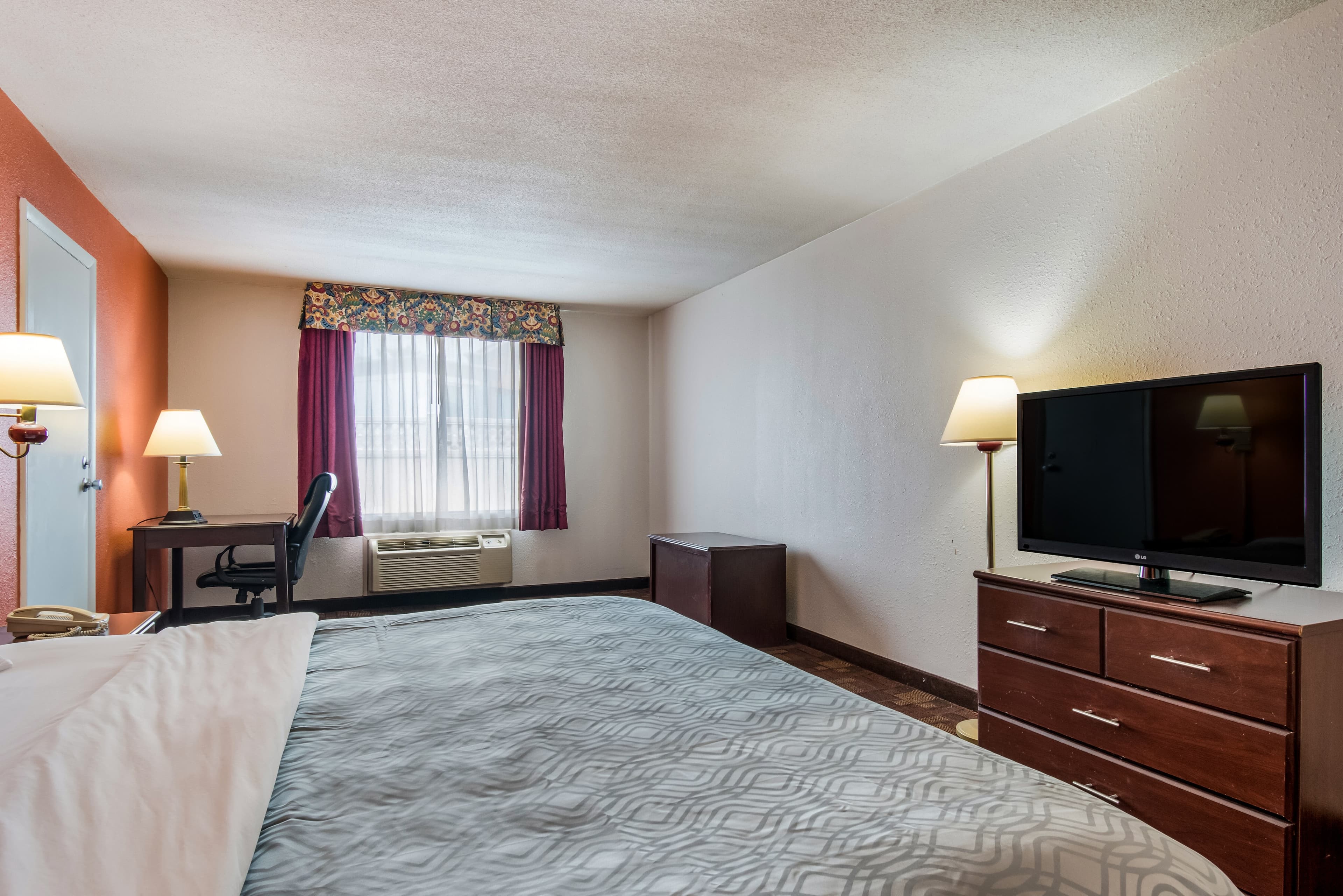 Econo Lodge Inn & Suites Chambersburg Central - Image 5